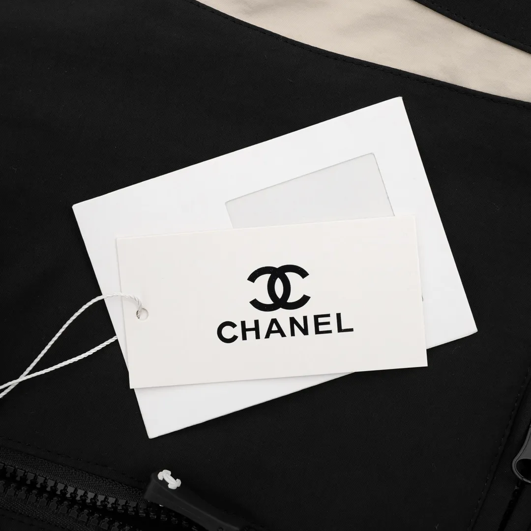 🅿️570 CHANEL / Chanel Embroidered slogan retro zipper windbreaker jacket Recommended for spring and summer, a refreshing and clean retro-style zipper jacket, this small fresh hooded jacket gives a very clean and high-end feel. The laminated LOGO pattern design on the chest highlights the grand and luxurious style. In addition to daily leisure, it can also be worn for outdoor sports. It is also a good choice for travel. It is relaxed and casual and shows a masculine temperament. Size: XS-L