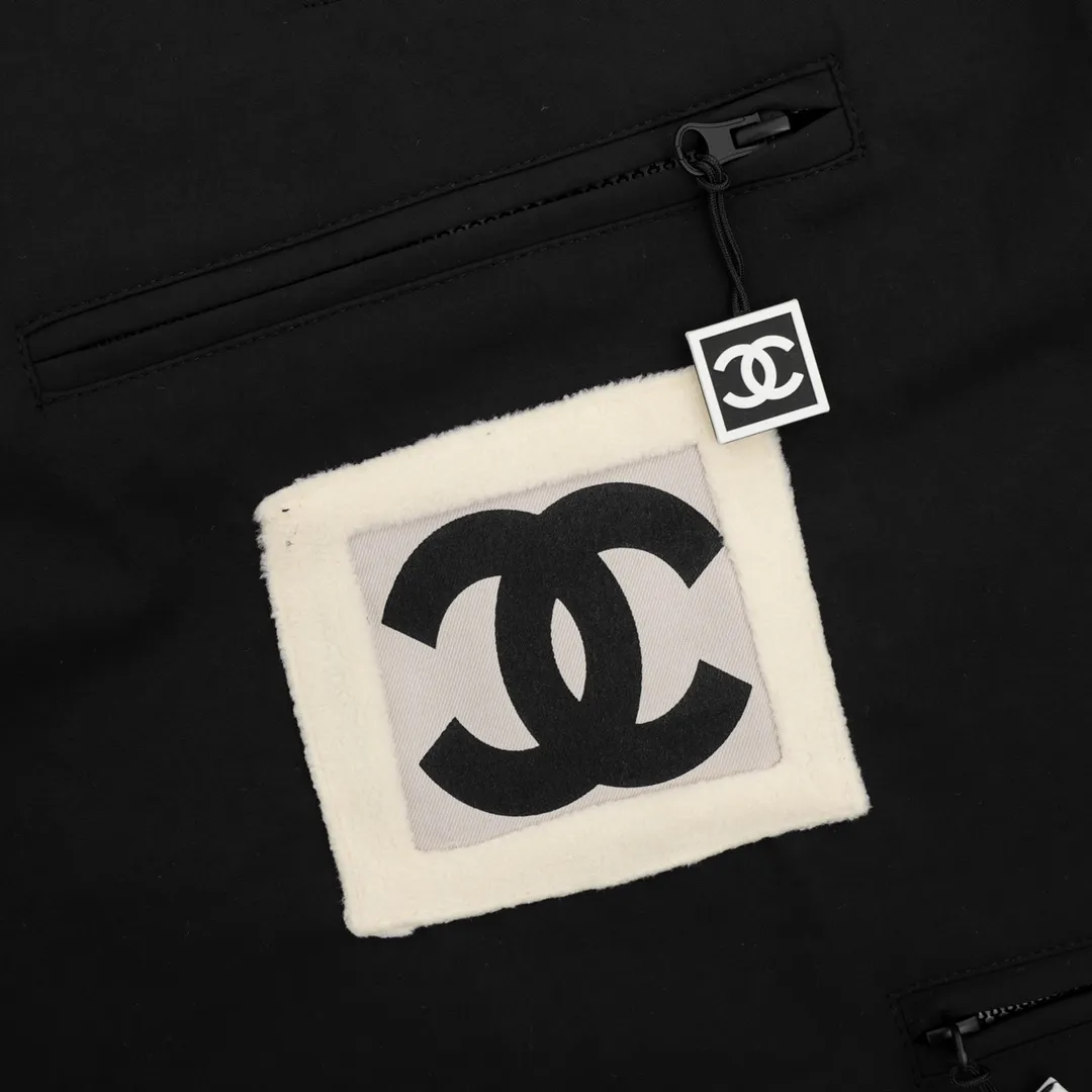 🅿️570 CHANEL / Chanel Embroidered slogan retro zipper windbreaker jacket Recommended for spring and summer, a refreshing and clean retro-style zipper jacket, this small fresh hooded jacket gives a very clean and high-end feel. The laminated LOGO pattern design on the chest highlights the grand and luxurious style. In addition to daily leisure, it can also be worn for outdoor sports. It is also a good choice for travel. It is relaxed and casual and shows a masculine temperament. Size: XS-L
