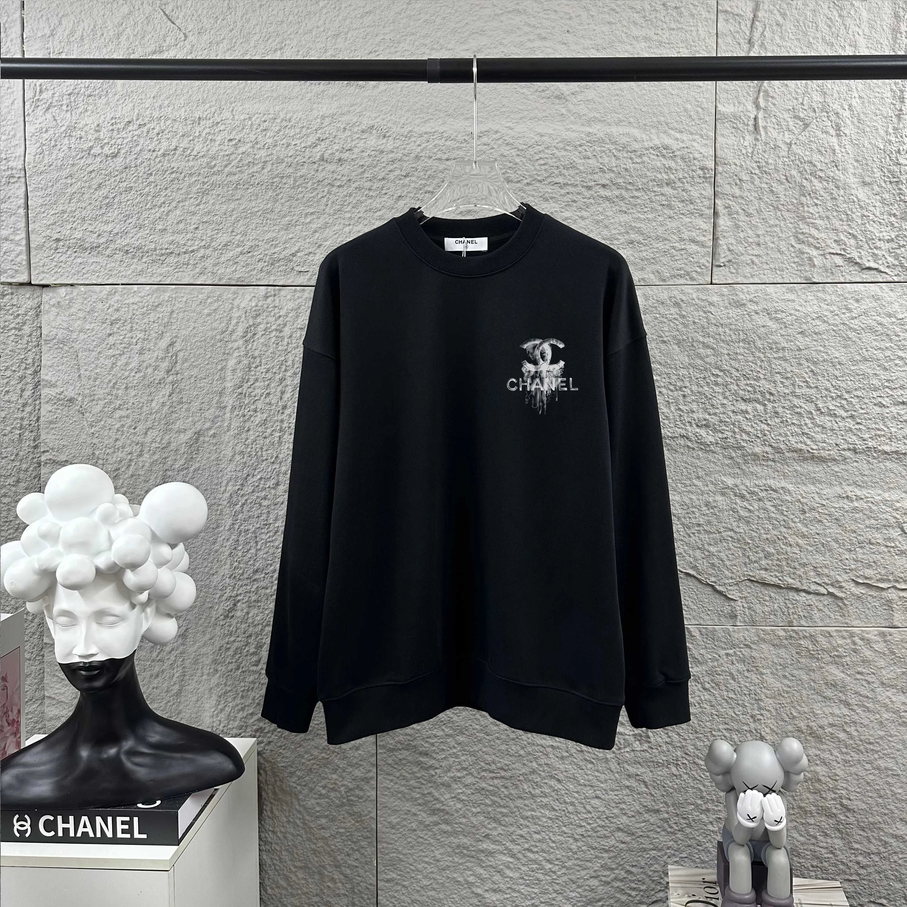 🅿️240 Chane*Chanel*er 2025 early autumn and winter new style Classic letter totem cross black and white print on the front and back Customized terry fabric Long-sleeved round neck sweatshirt Unisex size Size: S (90-130 pounds) M (120-150 pounds) L (140-165 pounds) XL (160-180 pounds) XXL (180-210 pounds) Color: black white