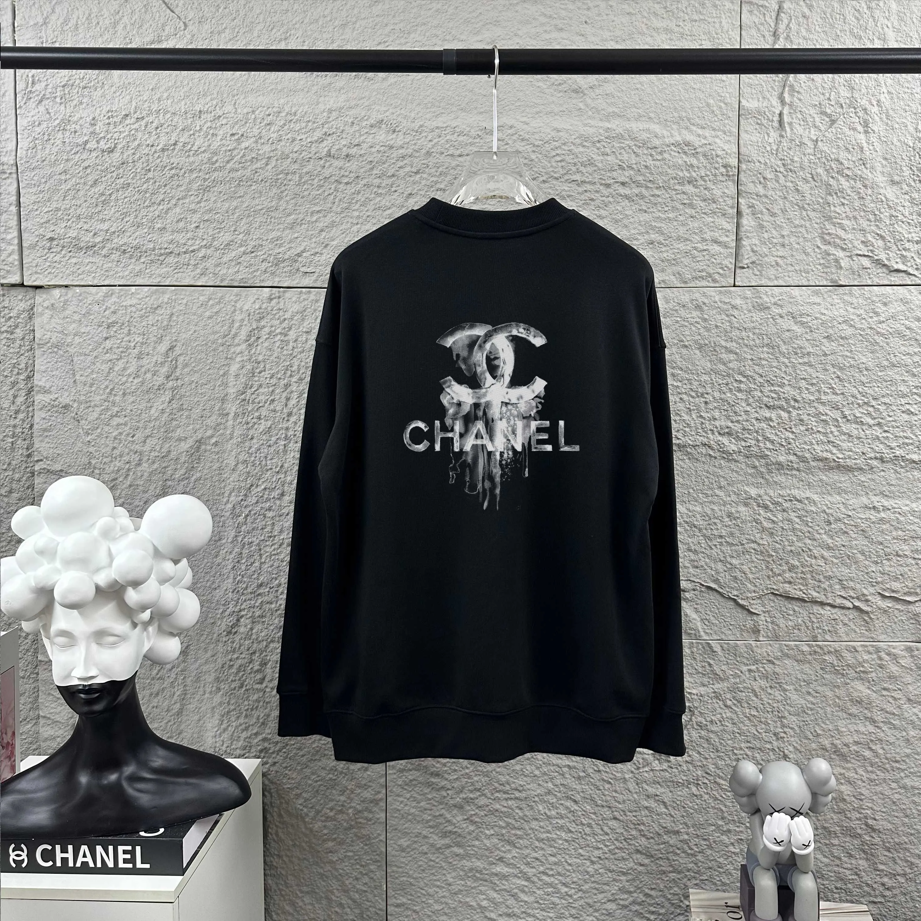 🅿️240 Chane*Chanel*er 2025 early autumn and winter new style Classic letter totem cross black and white print on the front and back Customized terry fabric Long-sleeved round neck sweatshirt Unisex size Size: S (90-130 pounds) M (120-150 pounds) L (140-165 pounds) XL (160-180 pounds) XXL (180-210 pounds) Color: black white