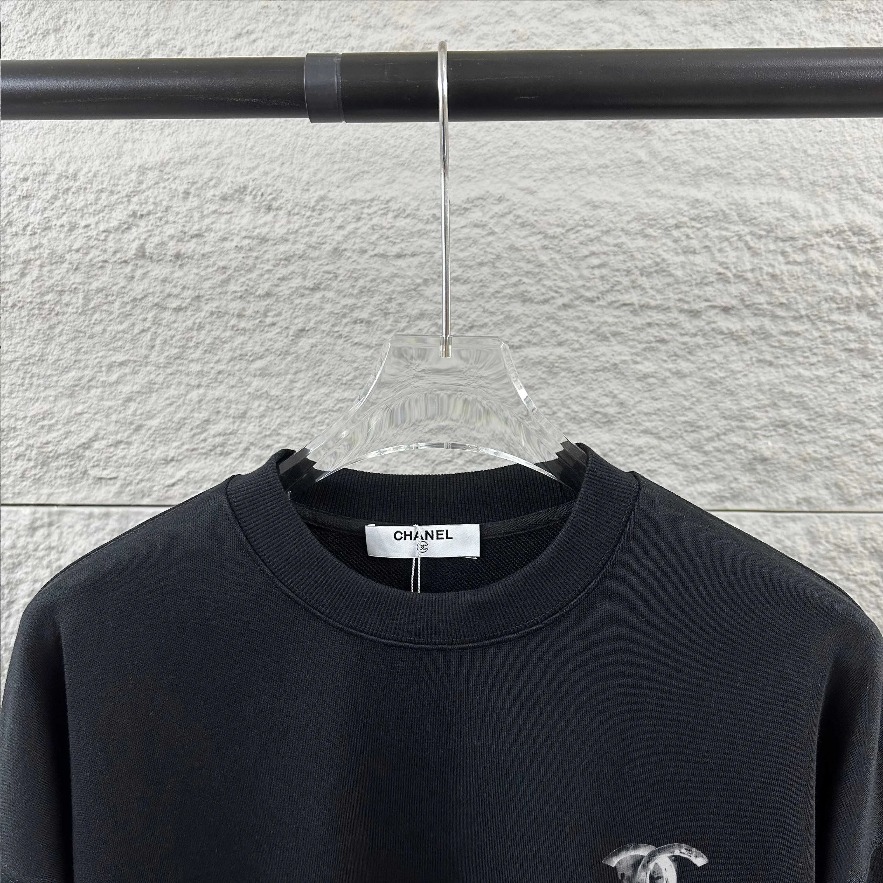 🅿️240 Chane*Chanel*er 2025 early autumn and winter new style Classic letter totem cross black and white print on the front and back Customized terry fabric Long-sleeved round neck sweatshirt Unisex size Size: S (90-130 pounds) M (120-150 pounds) L (140-165 pounds) XL (160-180 pounds) XXL (180-210 pounds) Color: black white