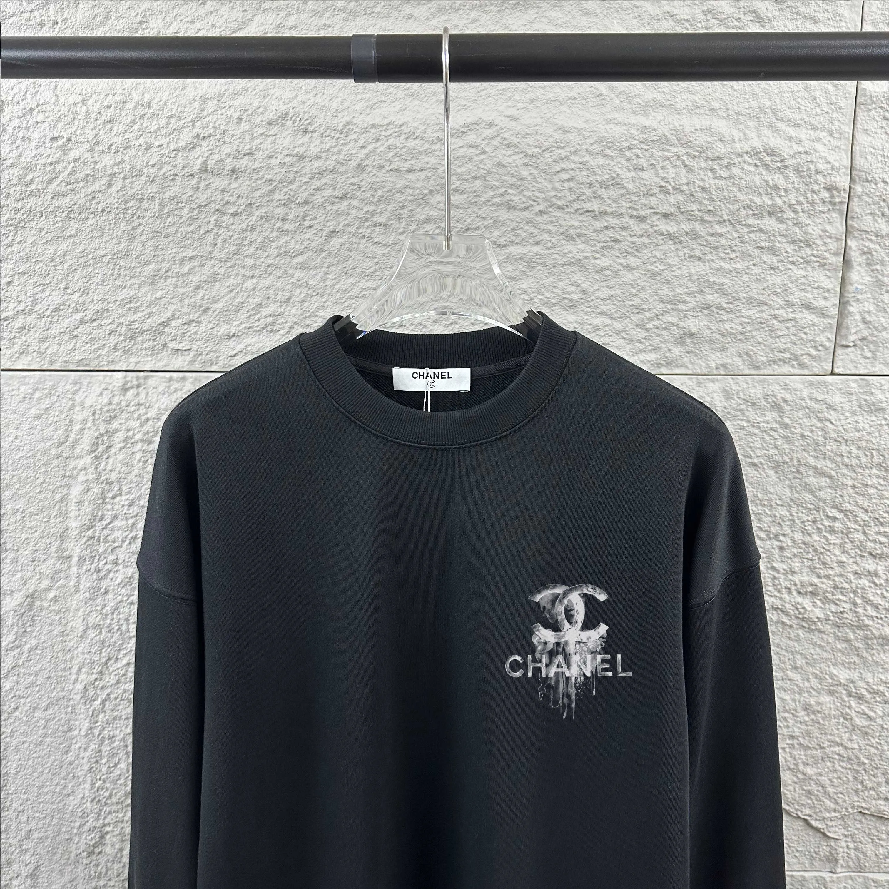 🅿️240 Chane*Chanel*er 2025 early autumn and winter new style Classic letter totem cross black and white print on the front and back Customized terry fabric Long-sleeved round neck sweatshirt Unisex size Size: S (90-130 pounds) M (120-150 pounds) L (140-165 pounds) XL (160-180 pounds) XXL (180-210 pounds) Color: black white