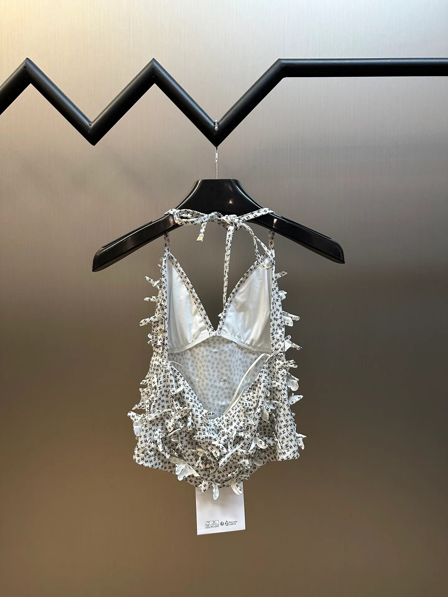 A set 🅿️920 (the set is not sold separately) Chanel beach style floral suit with small suspenders and short skirt, heavy craftsmanship, each flower is sewn by hand!  size：s m l