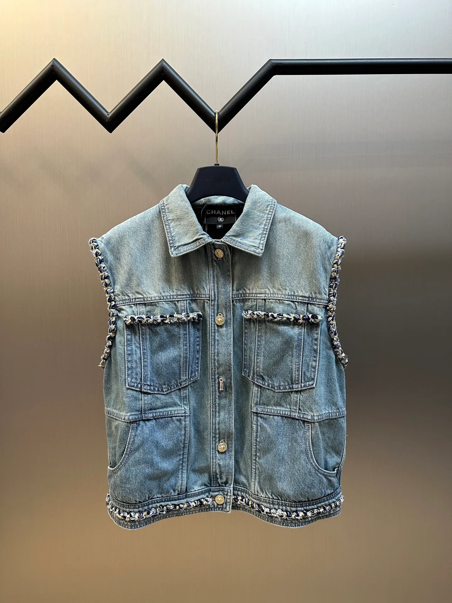 🅿️740 Chanel 25 nostalgic washed denim denim vest, hand-woven tape decoration, super stacking artifact! Customized enzyme washed denim fabric! A must-have item for Bai Fumei. The elegant lapel and double pocket H-shaped upper body makes your body look slimmer! High-weave organic cotton denim has a soft and delicate texture! Nostalgic retro wash with fashionable and advanced tone size: s m l