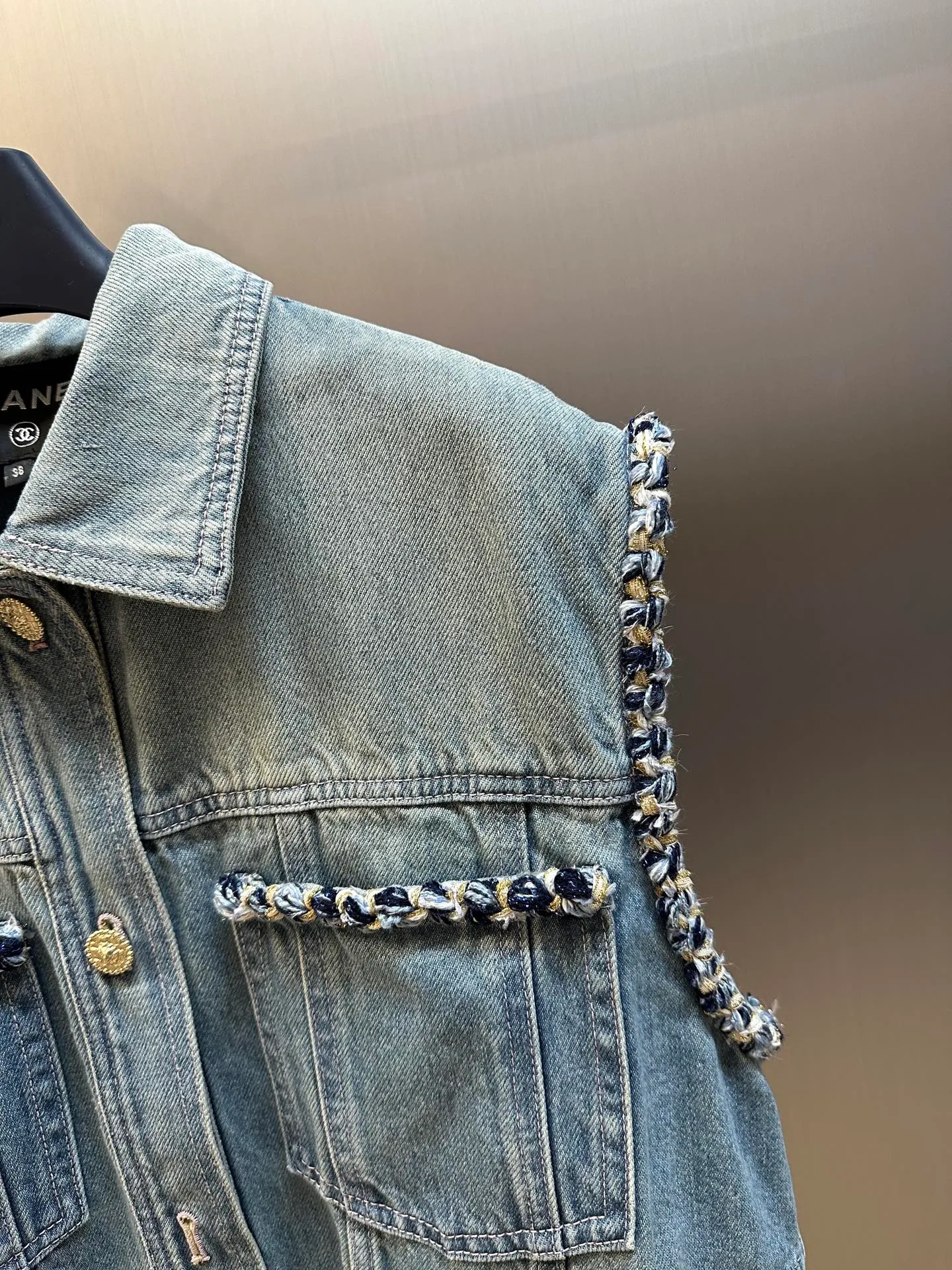 🅿️740 Chanel 25 nostalgic washed denim denim vest, hand-woven tape decoration, super stacking artifact! Customized enzyme washed denim fabric! A must-have item for Bai Fumei. The elegant lapel and double pocket H-shaped upper body makes your body look slimmer! High-weave organic cotton denim has a soft and delicate texture! Nostalgic retro wash with fashionable and advanced tone size: s m l