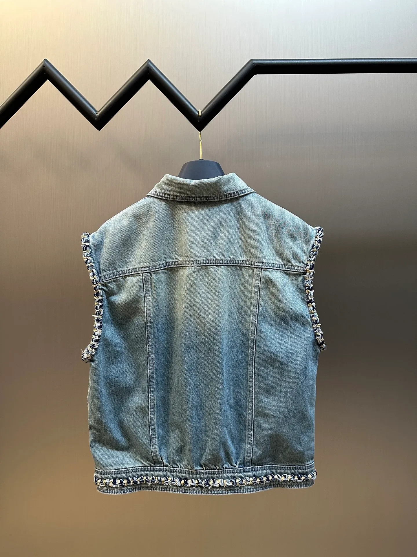 🅿️740 Chanel 25 nostalgic washed denim denim vest, hand-woven tape decoration, super stacking artifact! Customized enzyme washed denim fabric! A must-have item for Bai Fumei. The elegant lapel and double pocket H-shaped upper body makes your body look slimmer! High-weave organic cotton denim has a soft and delicate texture! Nostalgic retro wash with fashionable and advanced tone size: s m l