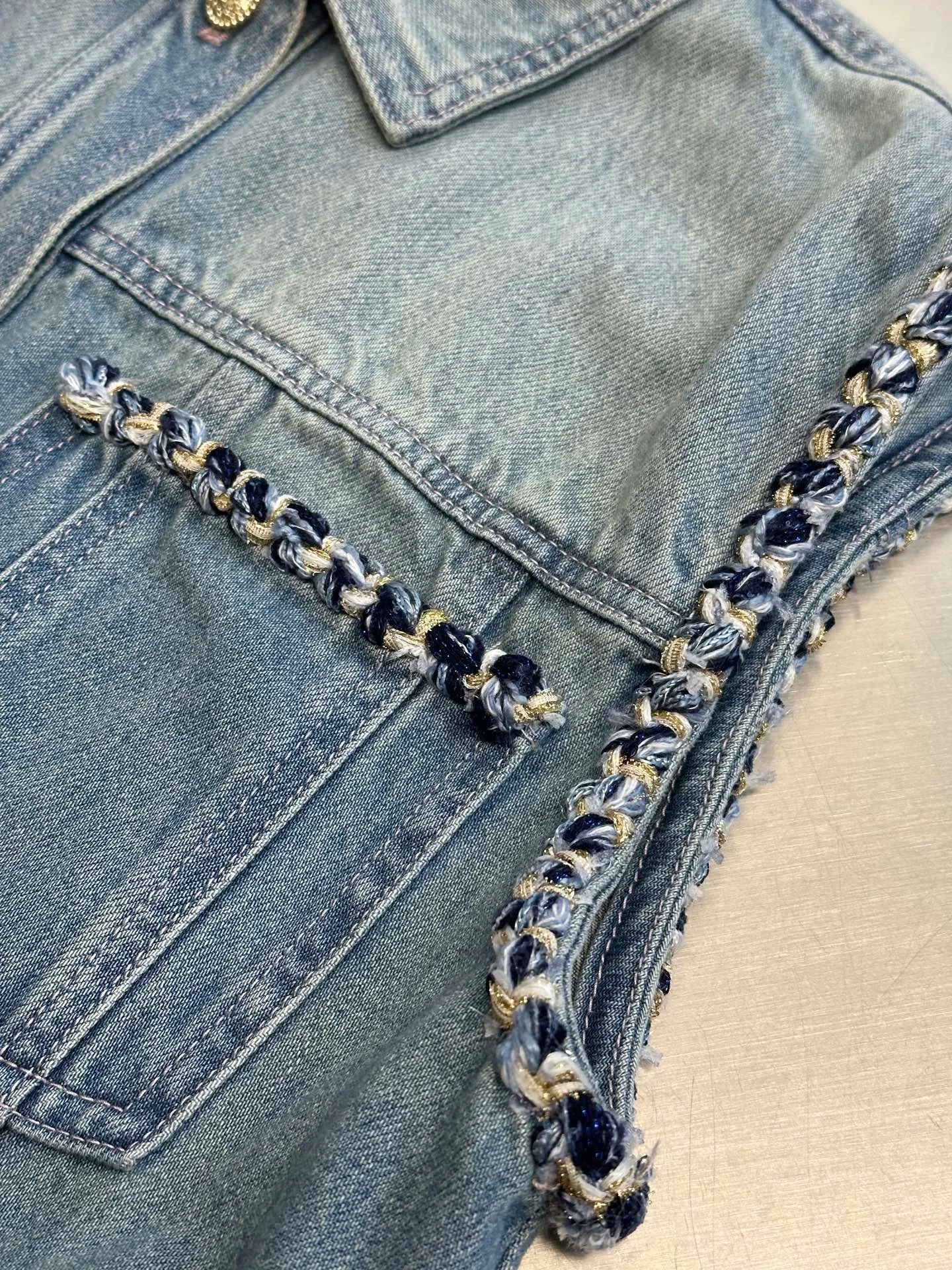 🅿️740 Chanel 25 nostalgic washed denim denim vest, hand-woven tape decoration, super stacking artifact! Customized enzyme washed denim fabric! A must-have item for Bai Fumei. The elegant lapel and double pocket H-shaped upper body makes your body look slimmer! High-weave organic cotton denim has a soft and delicate texture! Nostalgic retro wash with fashionable and advanced tone size: s m l