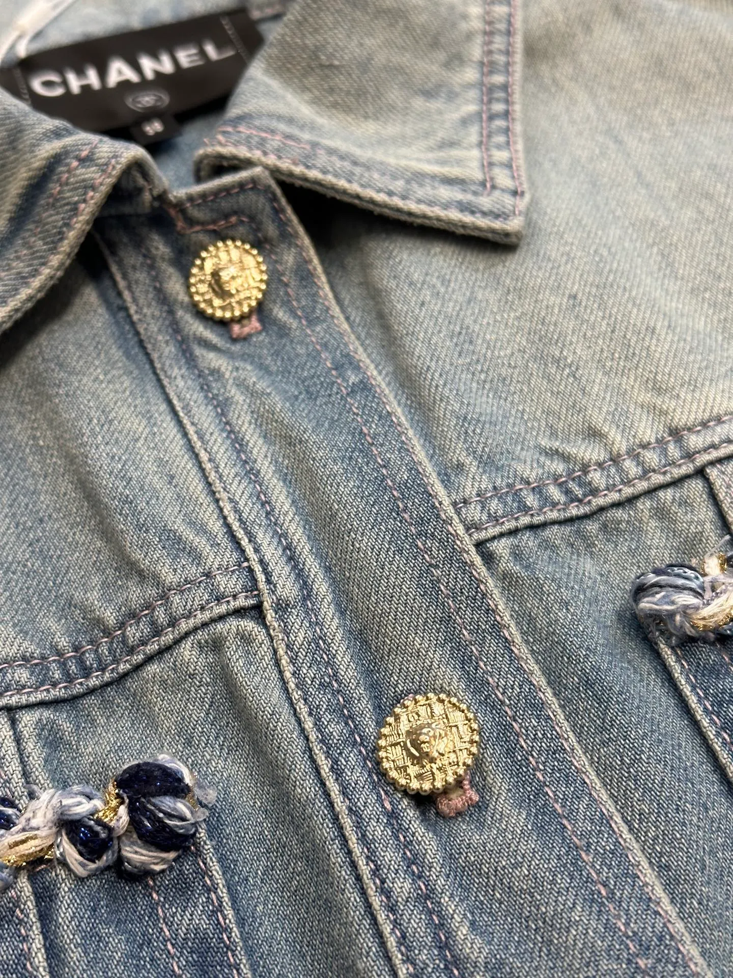 🅿️740 Chanel 25 nostalgic washed denim denim vest, hand-woven tape decoration, super stacking artifact! Customized enzyme washed denim fabric! A must-have item for Bai Fumei. The elegant lapel and double pocket H-shaped upper body makes your body look slimmer! High-weave organic cotton denim has a soft and delicate texture! Nostalgic retro wash with fashionable and advanced tone size: s m l