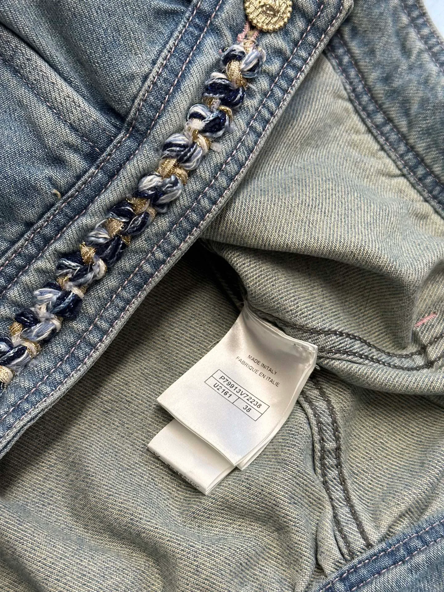 🅿️740 Chanel 25 nostalgic washed denim denim vest, hand-woven tape decoration, super stacking artifact! Customized enzyme washed denim fabric! A must-have item for Bai Fumei. The elegant lapel and double pocket H-shaped upper body makes your body look slimmer! High-weave organic cotton denim has a soft and delicate texture! Nostalgic retro wash with fashionable and advanced tone size: s m l