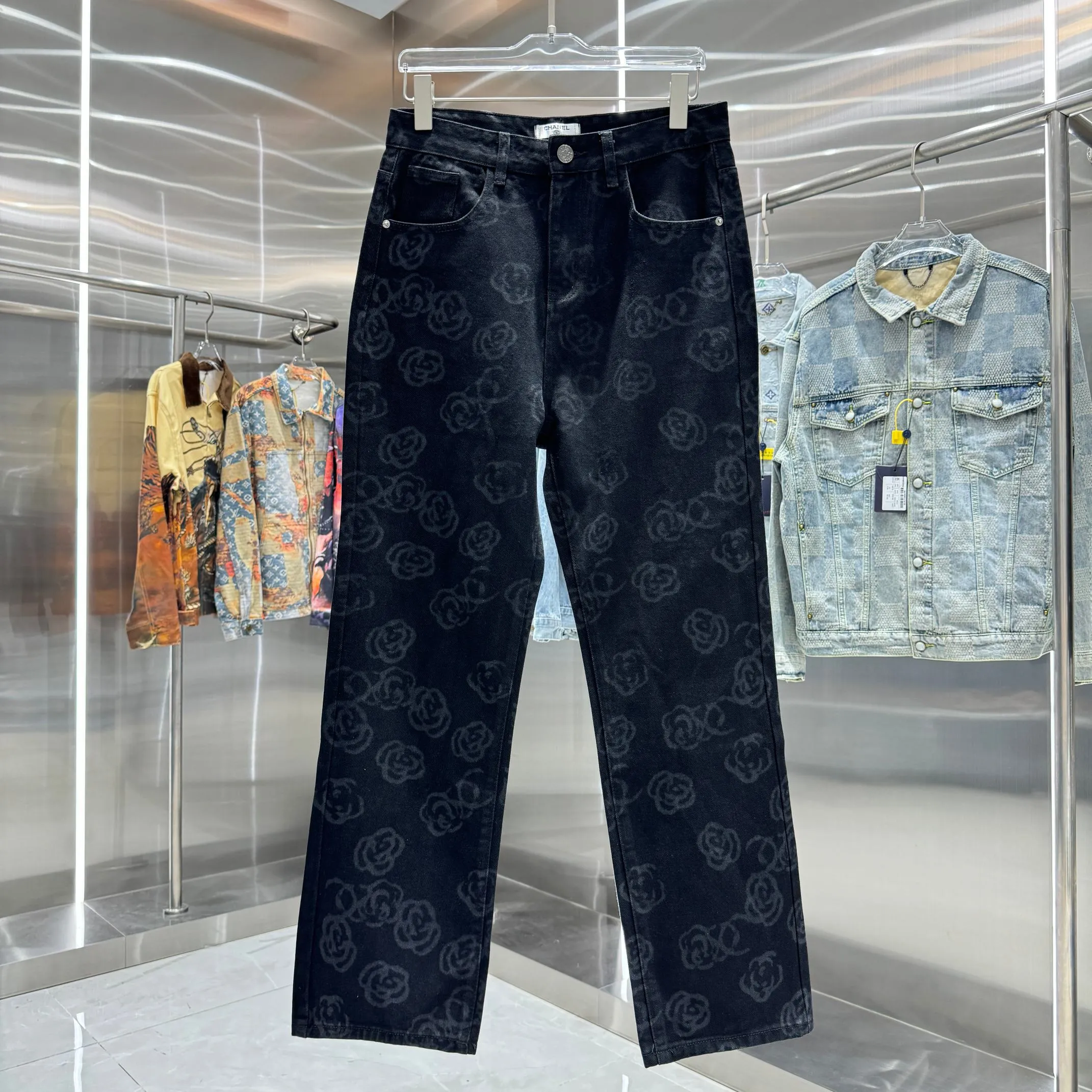 🅿️270 Chanel 25 new products, jeans with letters sprayed all over the body! Specific latest brand leather label blockbuster item ~ private channel rare product! No matter from the pattern, fabric or small details of hardware accessories, you can't be picky! Customer-supplied hardware accessories Imported customer-supplied custom-woven denim and cotton fabrics, fashionable and individual. Super versatile and good-looking, a must-have style. Very good-looking Size: 28 30 32 34 36 Color: black