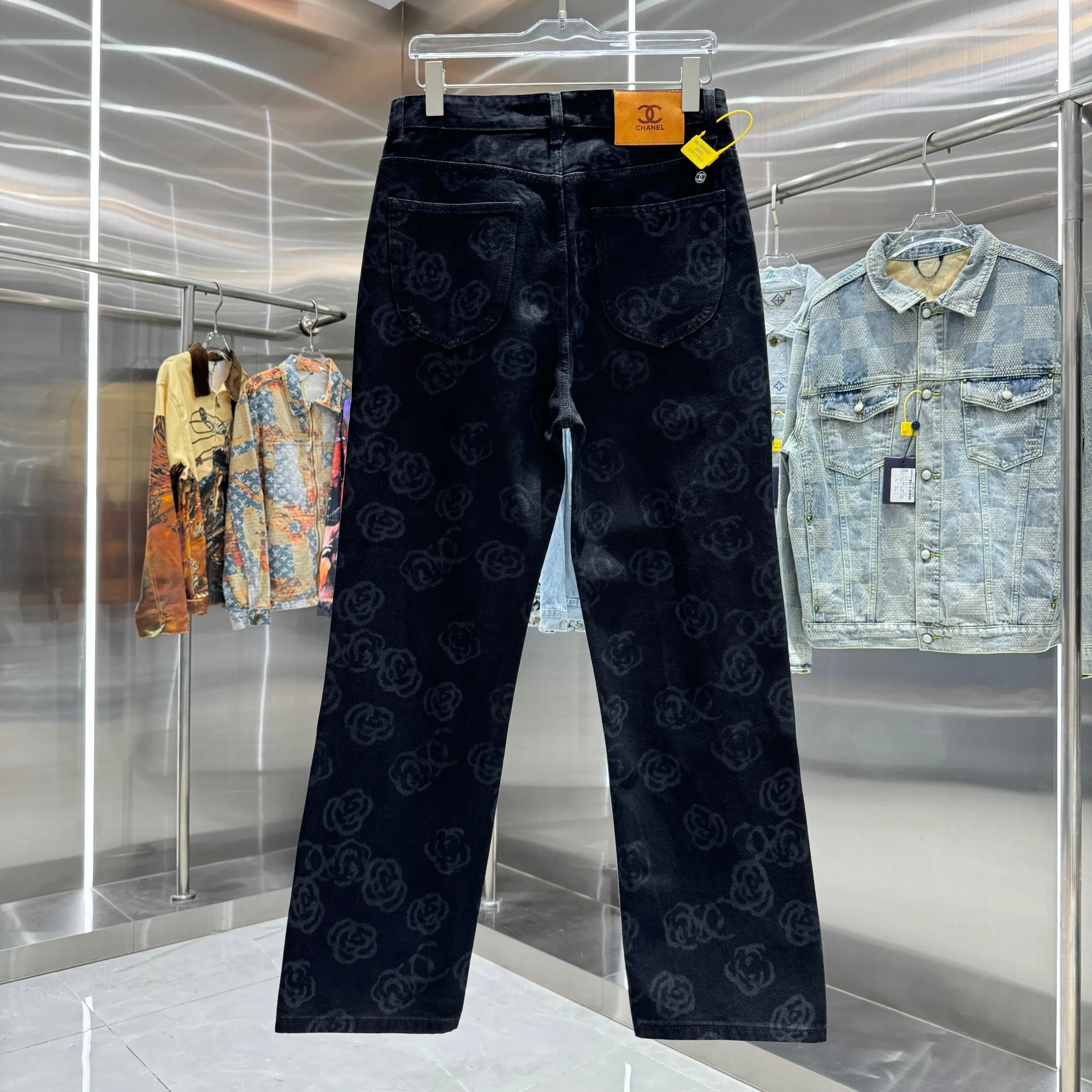 🅿️270 Chanel 25 new products, jeans with letters sprayed all over the body! Specific latest brand leather label blockbuster item ~ private channel rare product! No matter from the pattern, fabric or small details of hardware accessories, you can't be picky! Customer-supplied hardware accessories Imported customer-supplied custom-woven denim and cotton fabrics, fashionable and individual. Super versatile and good-looking, a must-have style. Very good-looking Size: 28 30 32 34 36 Color: black