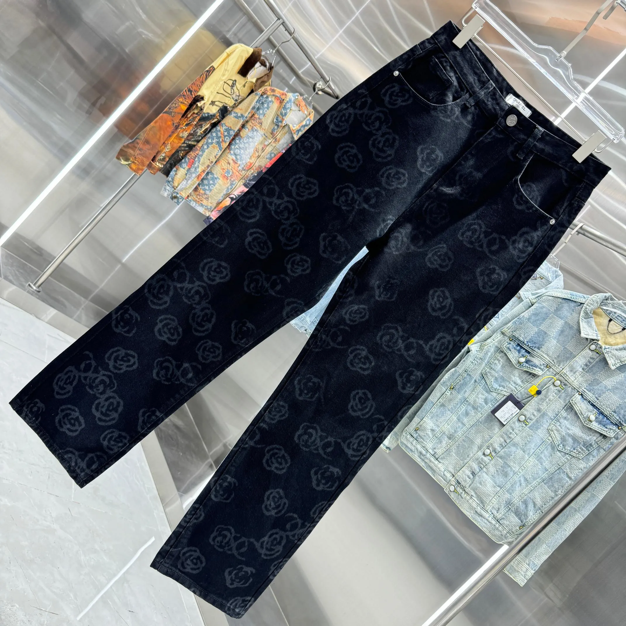 🅿️270 Chanel 25 new products, jeans with letters sprayed all over the body! Specific latest brand leather label blockbuster item ~ private channel rare product! No matter from the pattern, fabric or small details of hardware accessories, you can't be picky! Customer-supplied hardware accessories Imported customer-supplied custom-woven denim and cotton fabrics, fashionable and individual. Super versatile and good-looking, a must-have style. Very good-looking Size: 28 30 32 34 36 Color: black