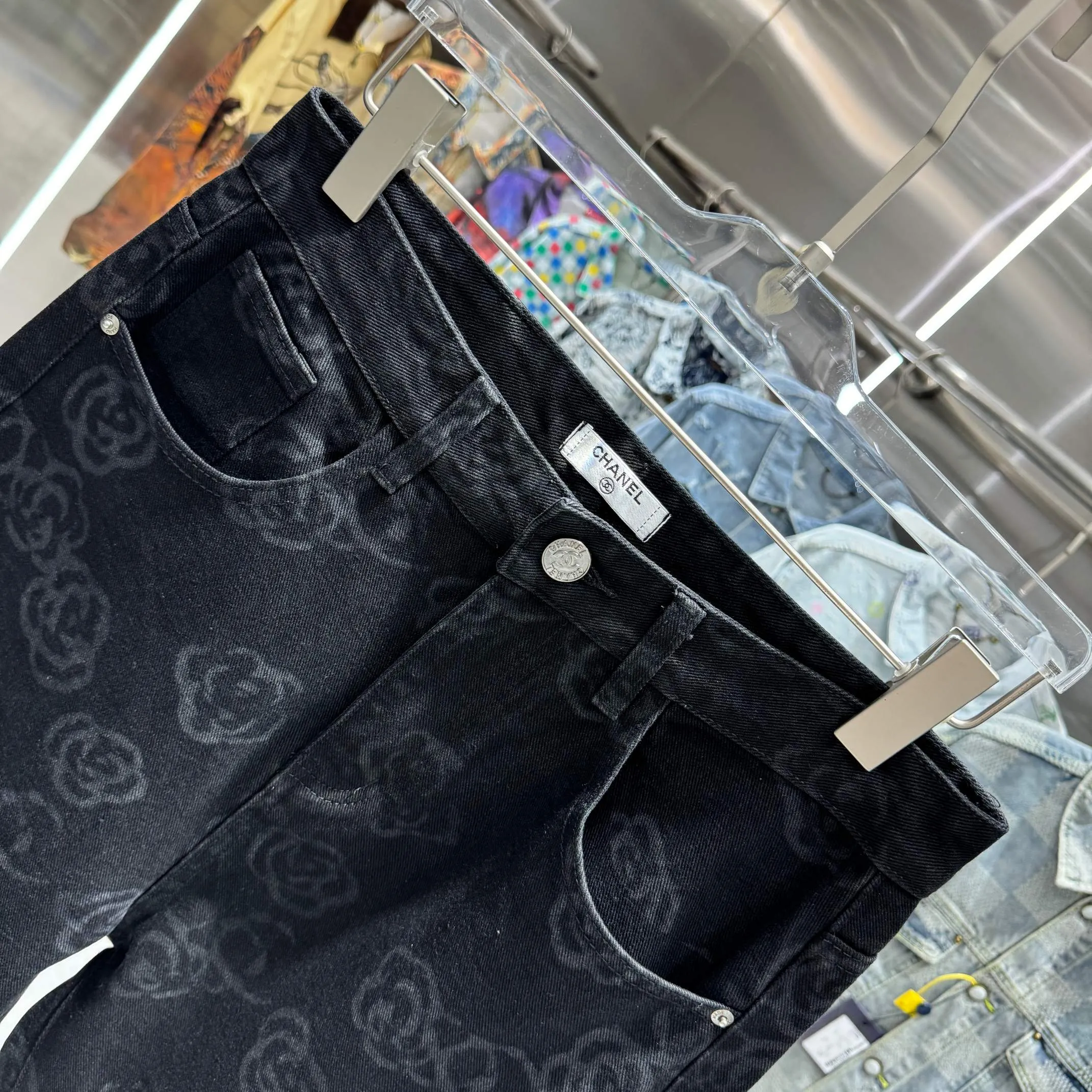 🅿️270 Chanel 25 new products, jeans with letters sprayed all over the body! Specific latest brand leather label blockbuster item ~ private channel rare product! No matter from the pattern, fabric or small details of hardware accessories, you can't be picky! Customer-supplied hardware accessories Imported customer-supplied custom-woven denim and cotton fabrics, fashionable and individual. Super versatile and good-looking, a must-have style. Very good-looking Size: 28 30 32 34 36 Color: black