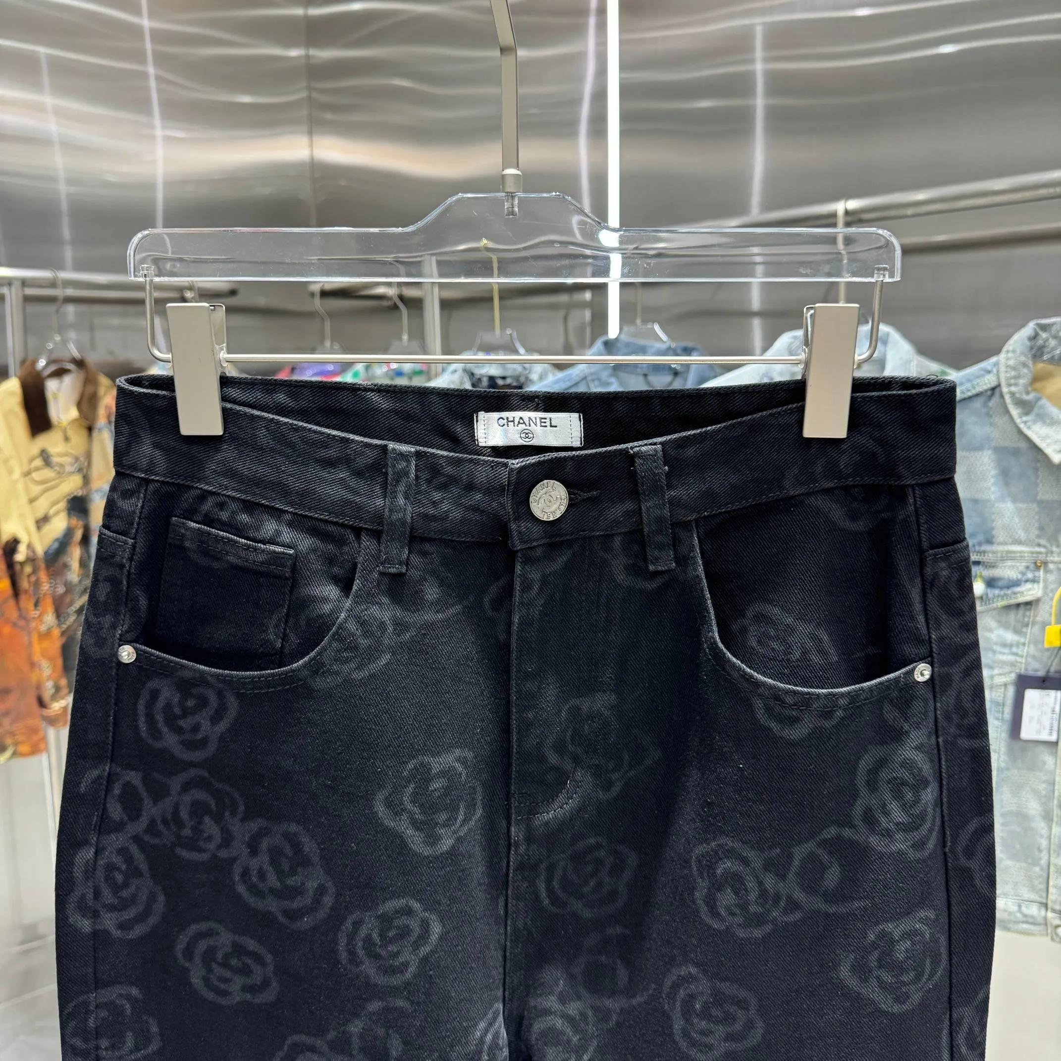 🅿️270 Chanel 25 new products, jeans with letters sprayed all over the body! Specific latest brand leather label blockbuster item ~ private channel rare product! No matter from the pattern, fabric or small details of hardware accessories, you can't be picky! Customer-supplied hardware accessories Imported customer-supplied custom-woven denim and cotton fabrics, fashionable and individual. Super versatile and good-looking, a must-have style. Very good-looking Size: 28 30 32 34 36 Color: black