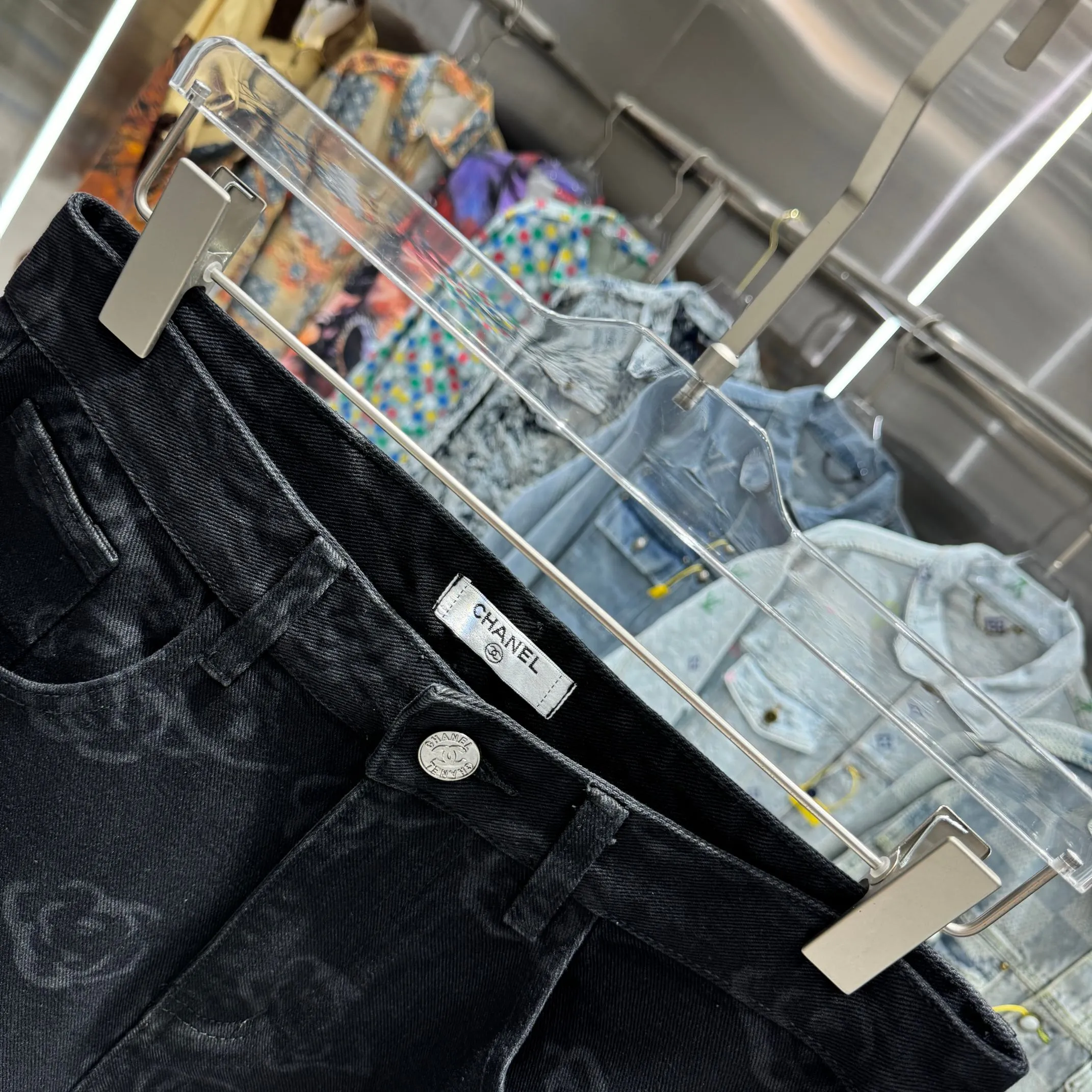 🅿️270 Chanel 25 new products, jeans with letters sprayed all over the body! Specific latest brand leather label blockbuster item ~ private channel rare product! No matter from the pattern, fabric or small details of hardware accessories, you can't be picky! Customer-supplied hardware accessories Imported customer-supplied custom-woven denim and cotton fabrics, fashionable and individual. Super versatile and good-looking, a must-have style. Very good-looking Size: 28 30 32 34 36 Color: black