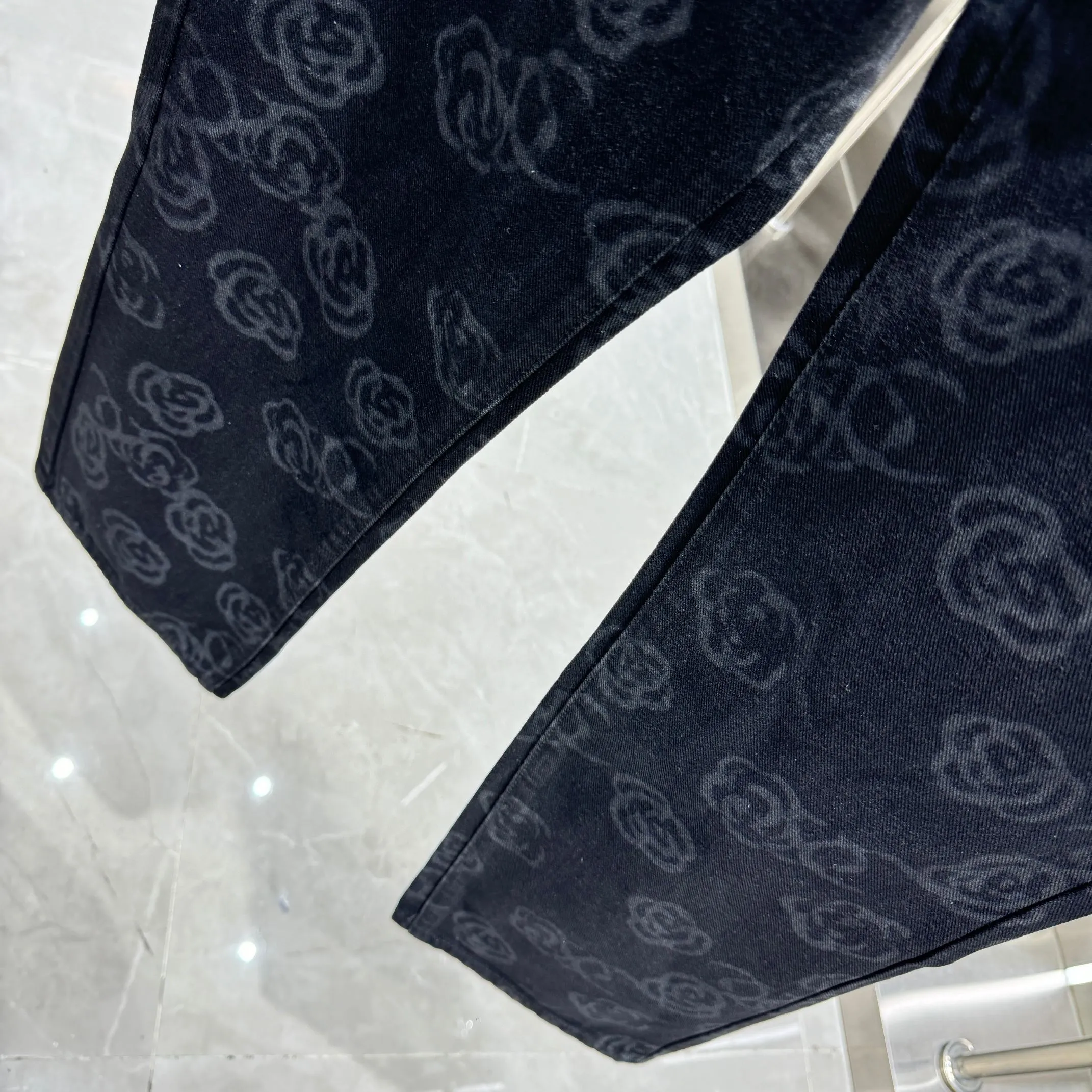 🅿️270 Chanel 25 new products, jeans with letters sprayed all over the body! Specific latest brand leather label blockbuster item ~ private channel rare product! No matter from the pattern, fabric or small details of hardware accessories, you can't be picky! Customer-supplied hardware accessories Imported customer-supplied custom-woven denim and cotton fabrics, fashionable and individual. Super versatile and good-looking, a must-have style. Very good-looking Size: 28 30 32 34 36 Color: black