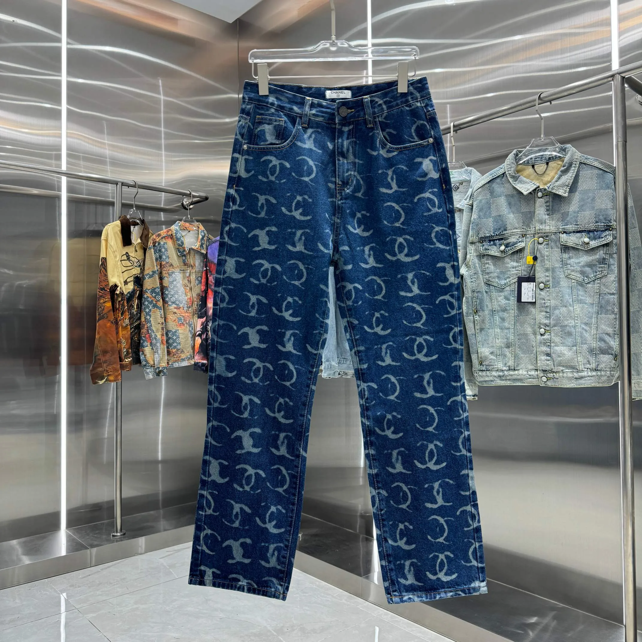 🅿️270 Chanel 25 new products, jeans with letters sprayed all over the body! Specific latest brand leather label blockbuster item ~ private channel rare product! No matter from the pattern, fabric or small details of hardware accessories, you can't be picky! Customer-supplied hardware accessories Imported customer-supplied custom-woven denim cotton fabric, fashionable and individual. Super versatile and good-looking, a must-have for everyone. Very good-looking Size: 28 30 32 34 36 Color: dark blue