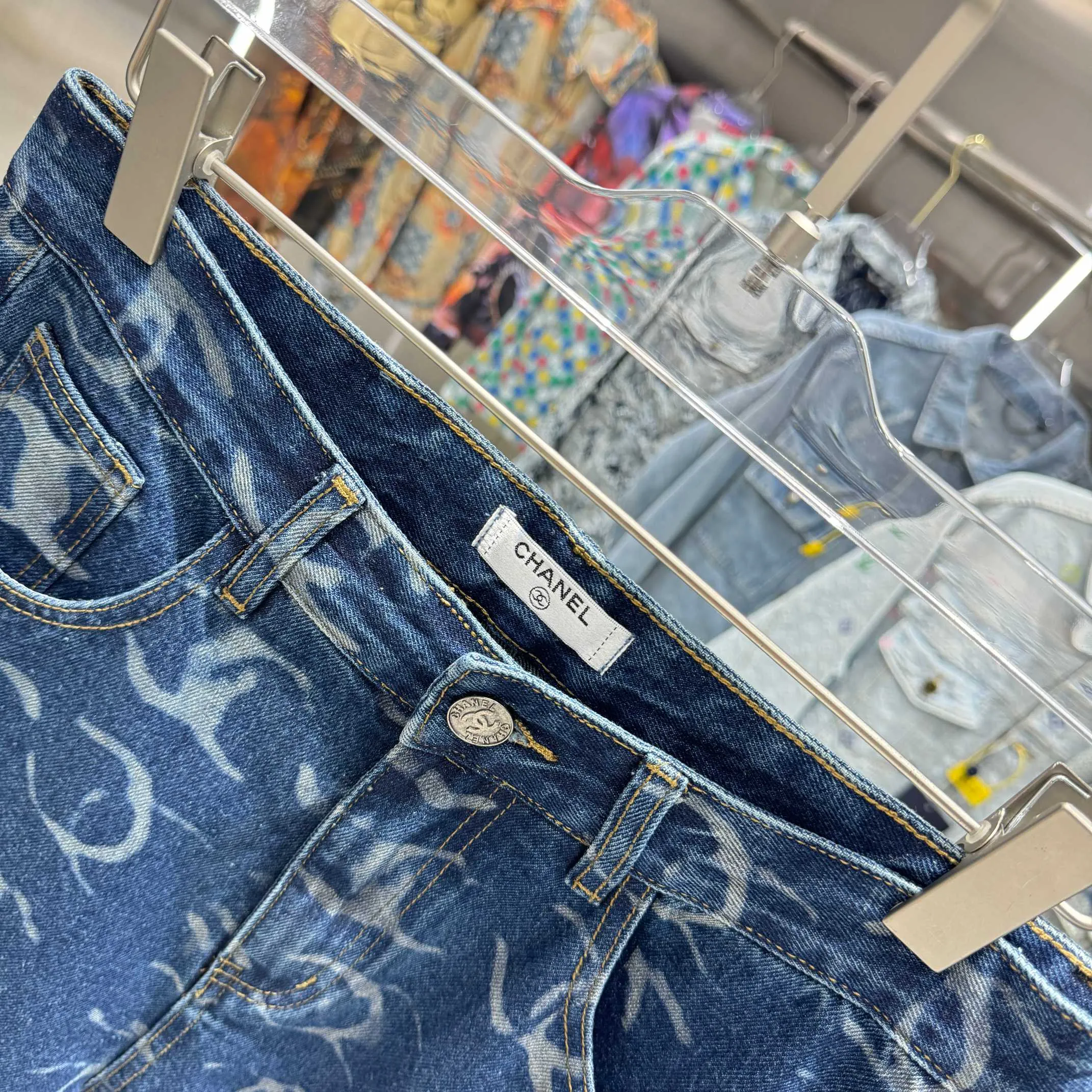 🅿️270 Chanel 25 new products, jeans with letters sprayed all over the body! Specific latest brand leather label blockbuster item ~ private channel rare product! No matter from the pattern, fabric or small details of hardware accessories, you can't be picky! Customer-supplied hardware accessories Imported customer-supplied custom-woven denim cotton fabric, fashionable and individual. Super versatile and good-looking, a must-have for everyone. Very good-looking Size: 28 30 32 34 36 Color: dark blue