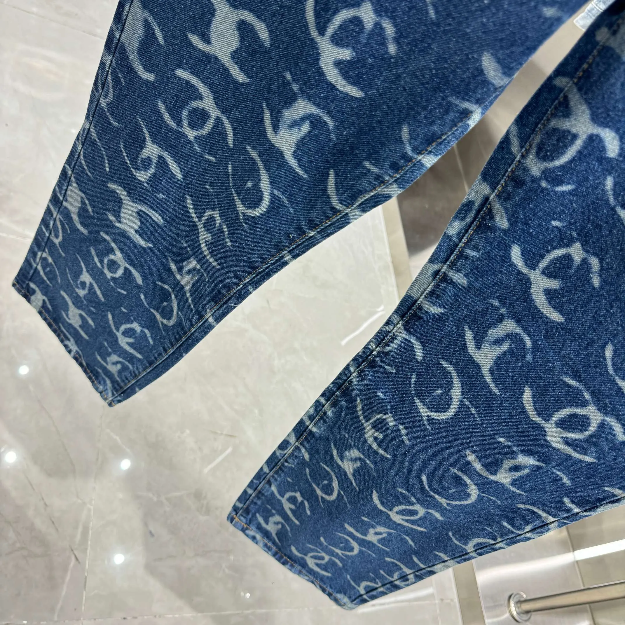 🅿️270 Chanel 25 new products, jeans with letters sprayed all over the body! Specific latest brand leather label blockbuster item ~ private channel rare product! No matter from the pattern, fabric or small details of hardware accessories, you can't be picky! Customer-supplied hardware accessories Imported customer-supplied custom-woven denim cotton fabric, fashionable and individual. Super versatile and good-looking, a must-have for everyone. Very good-looking Size: 28 30 32 34 36 Color: dark blue