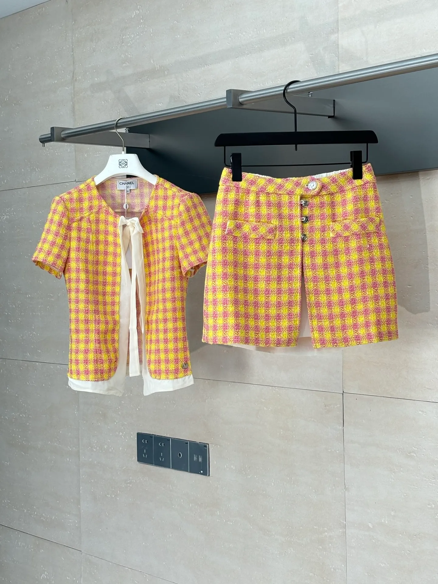 🅿️430 Chanel* Chanel 25Ss new plaid ribbon top and skirt suit. Imported wool woolen material, high-end texture, full appearance. The shoulder design fits the human body, making the figure more slender and straight. The red and yellow plaid pattern is used throughout the body to add a sense of youth and sophistication. The complete set is noble and textured, playful and reduces age. The best choice for formal occasions. Size: S/M/L
