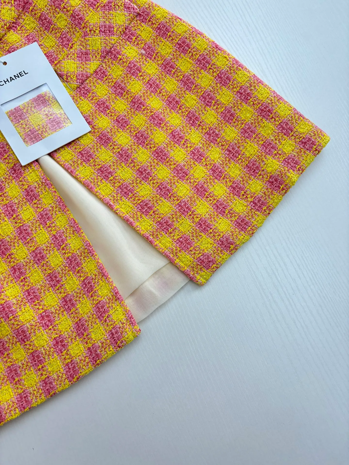 🅿️430 Chanel* Chanel 25Ss new plaid ribbon top and skirt suit. Imported wool woolen material, high-end texture, full appearance. The shoulder design fits the human body, making the figure more slender and straight. The red and yellow plaid pattern is used throughout the body to add a sense of youth and sophistication. The complete set is noble and textured, playful and reduces age. The best choice for formal occasions. Size: S/M/L