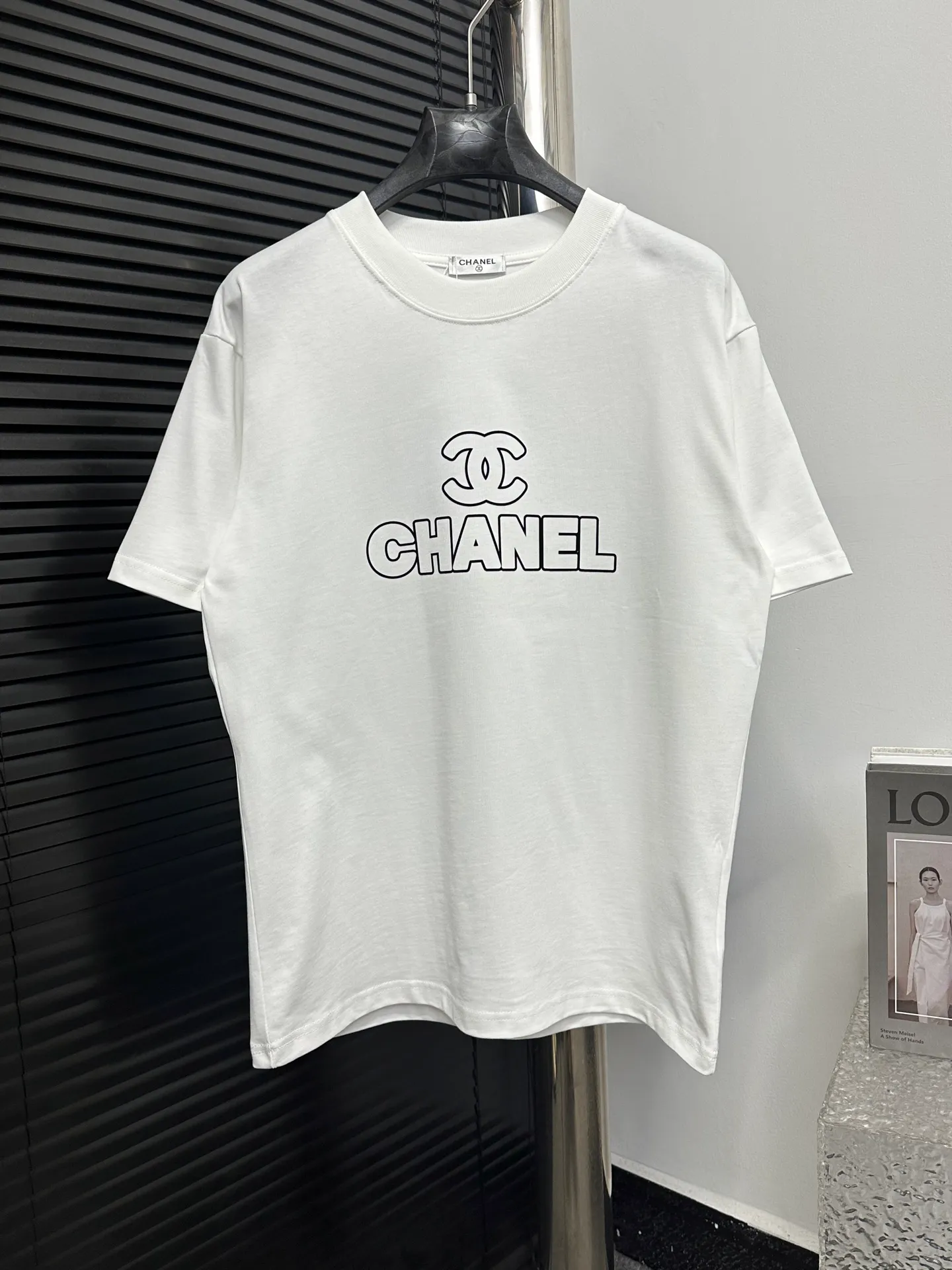 🅿️170 【ChaneL】Xiaoxiangfeng 25ss new round neck T-shirt. Pure cotton fabric, washed, soft and skin-friendly. The workmanship is meticulous, the thickness is moderate, the shape is simple and refined, independent and elegant. The same style for men and women, loose fit, fashionable and versatile for all ages. Color: Black White Size: XS-L