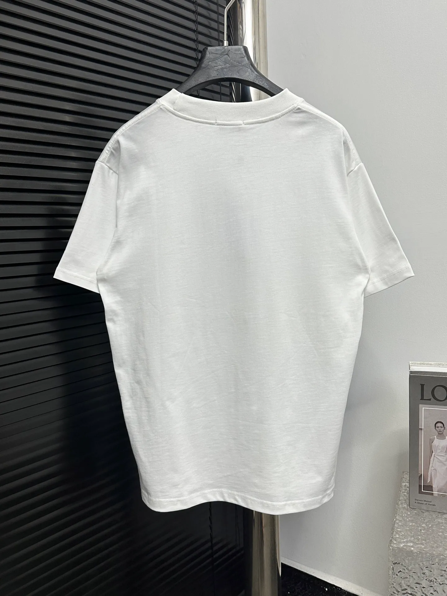 🅿️170 【ChaneL】Xiaoxiangfeng 25ss new round neck T-shirt. Pure cotton fabric, washed, soft and skin-friendly. The workmanship is meticulous, the thickness is moderate, the shape is simple and refined, independent and elegant. The same style for men and women, loose fit, fashionable and versatile for all ages. Color: Black White Size: XS-L