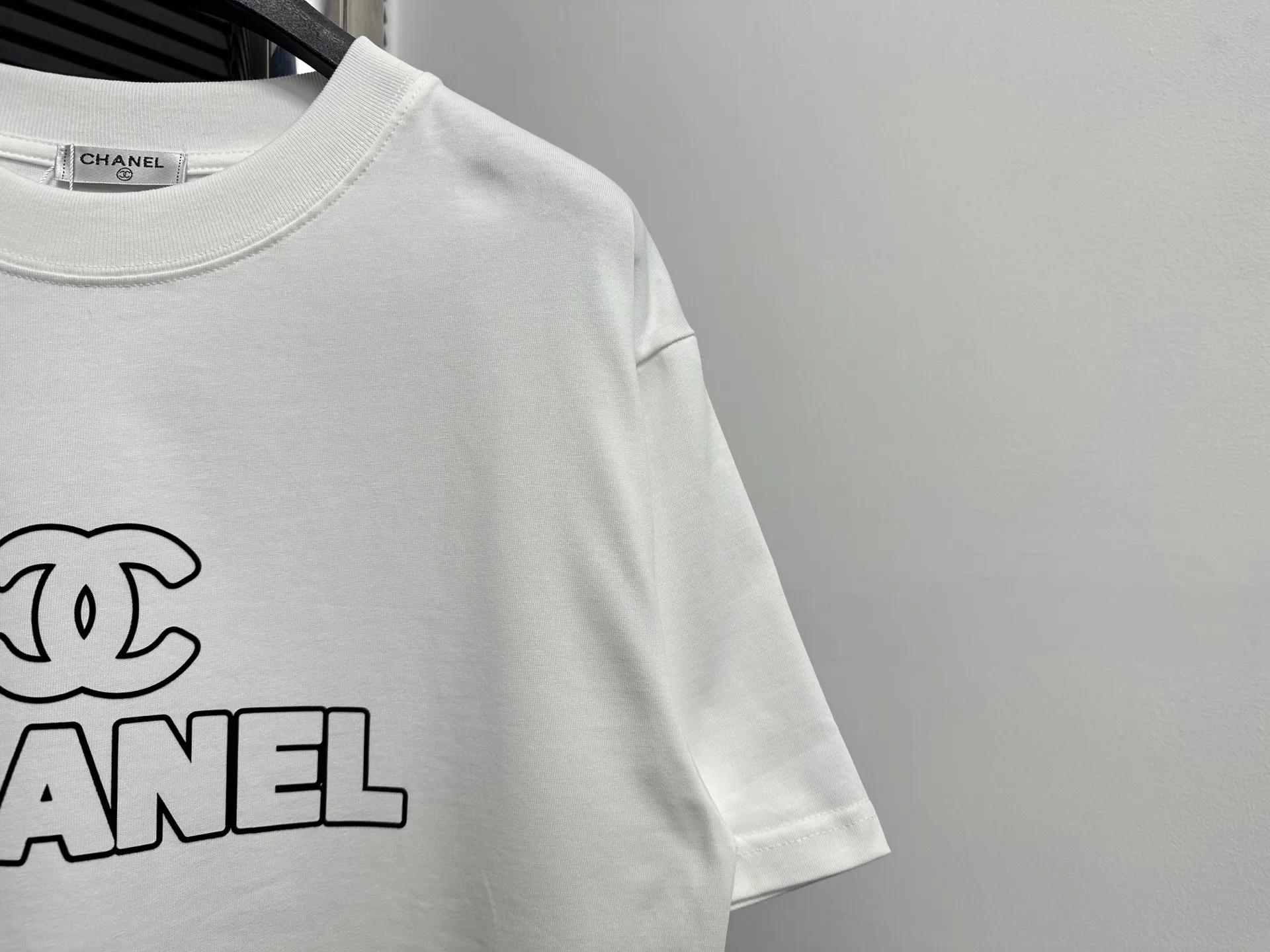 🅿️170 【ChaneL】Xiaoxiangfeng 25ss new round neck T-shirt. Pure cotton fabric, washed, soft and skin-friendly. The workmanship is meticulous, the thickness is moderate, the shape is simple and refined, independent and elegant. The same style for men and women, loose fit, fashionable and versatile for all ages. Color: Black White Size: XS-L