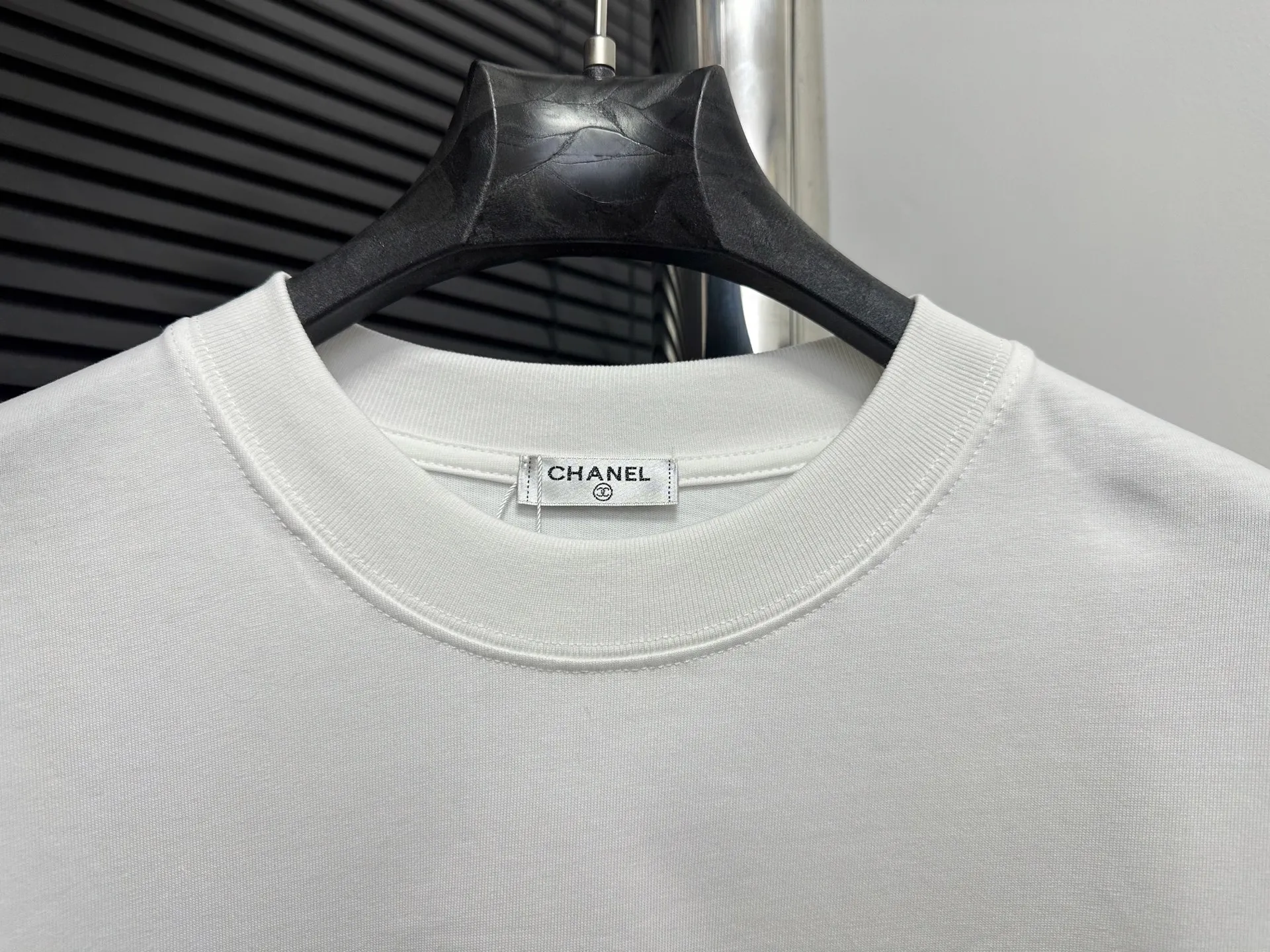 🅿️170 【ChaneL】Xiaoxiangfeng 25ss new round neck T-shirt. Pure cotton fabric, washed, soft and skin-friendly. The workmanship is meticulous, the thickness is moderate, the shape is simple and refined, independent and elegant. The same style for men and women, loose fit, fashionable and versatile for all ages. Color: Black White Size: XS-L