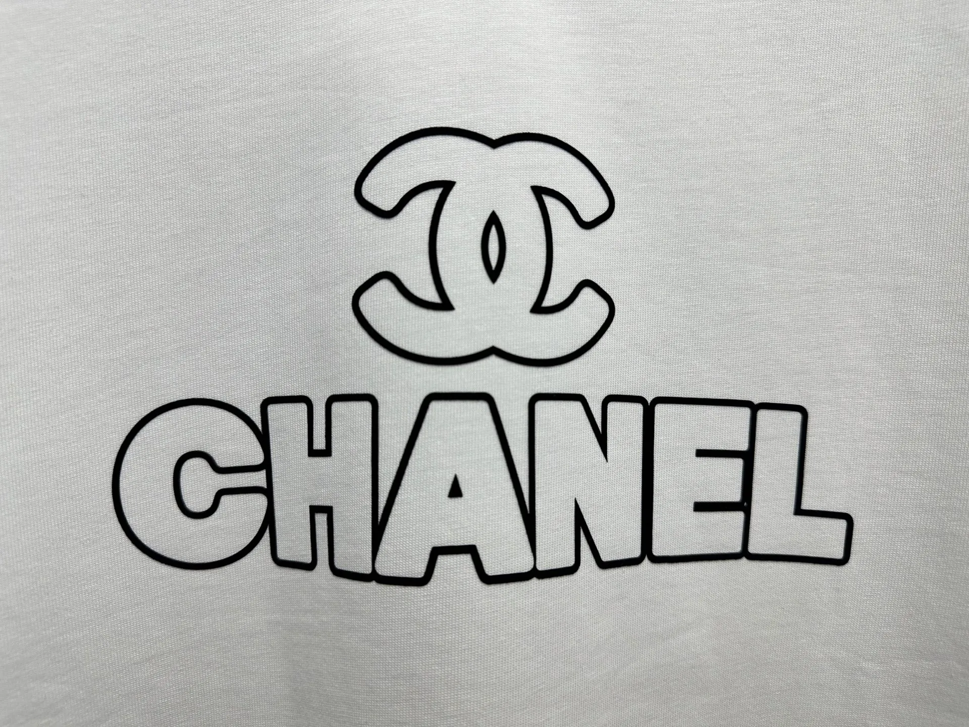 🅿️170 【ChaneL】Xiaoxiangfeng 25ss new round neck T-shirt. Pure cotton fabric, washed, soft and skin-friendly. The workmanship is meticulous, the thickness is moderate, the shape is simple and refined, independent and elegant. The same style for men and women, loose fit, fashionable and versatile for all ages. Color: Black White Size: XS-L