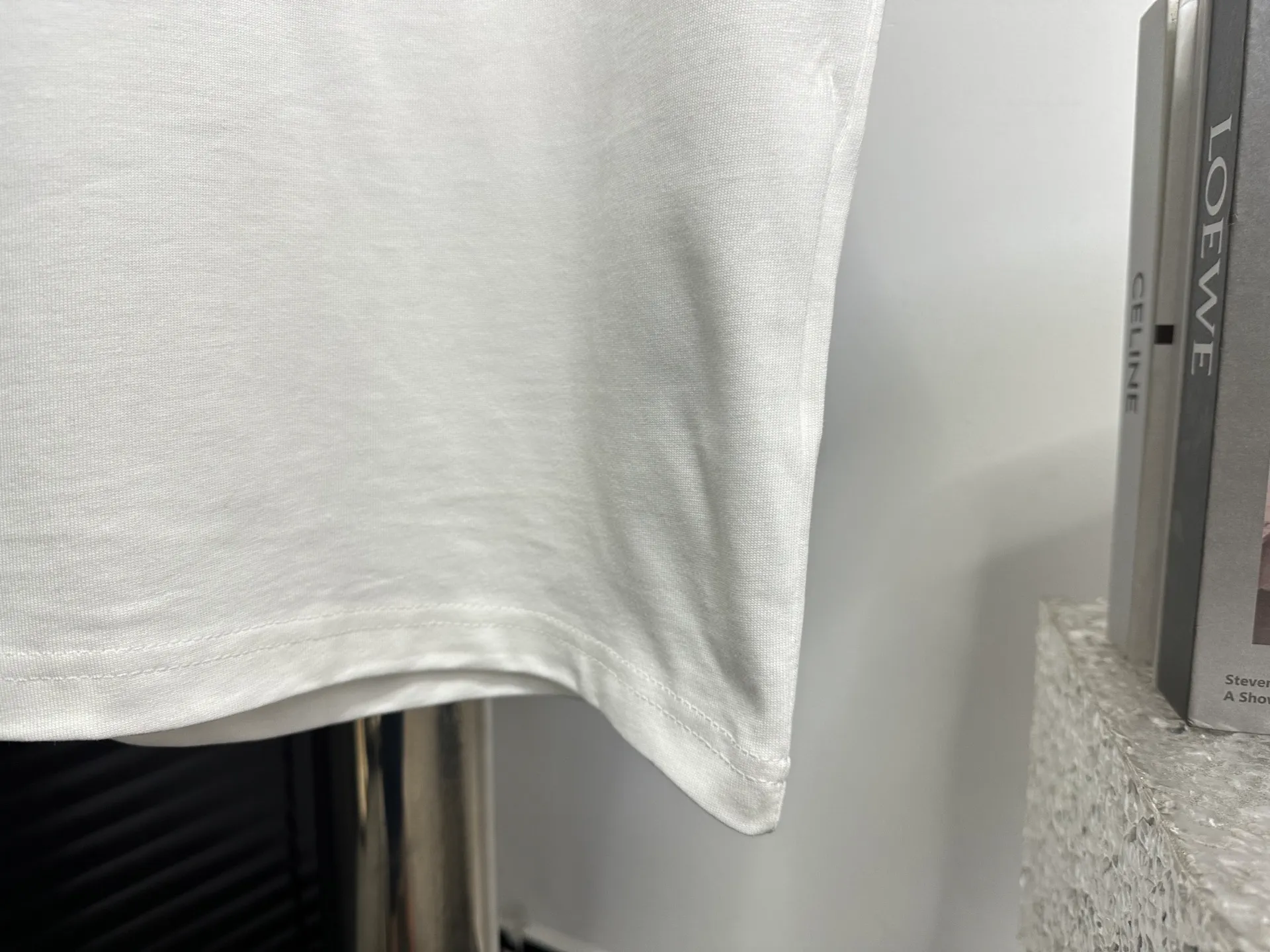 🅿️170 【ChaneL】Xiaoxiangfeng 25ss new round neck T-shirt. Pure cotton fabric, washed, soft and skin-friendly. The workmanship is meticulous, the thickness is moderate, the shape is simple and refined, independent and elegant. The same style for men and women, loose fit, fashionable and versatile for all ages. Color: Black White Size: XS-L