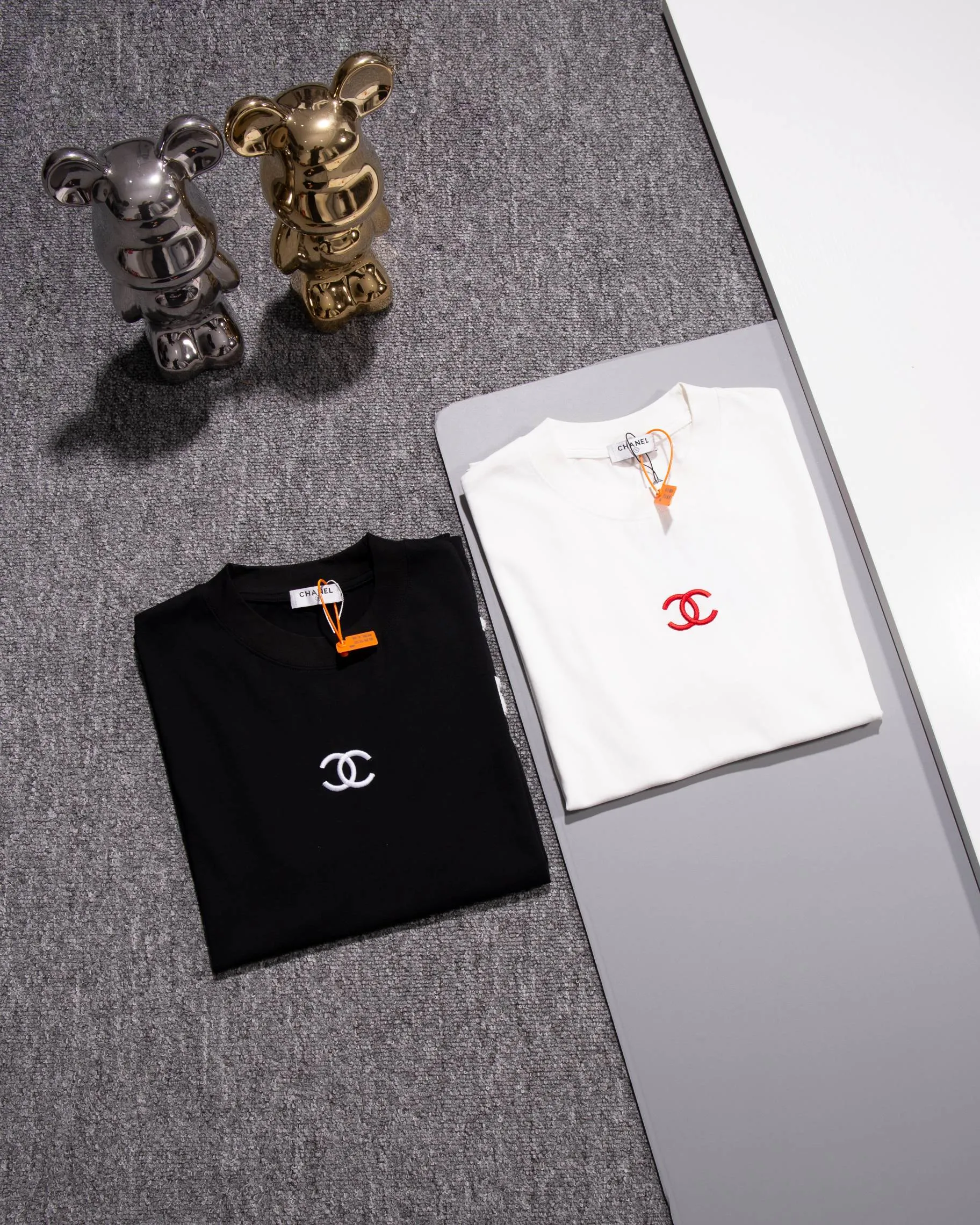 🅿️210 CHANEL Round neck short-sleeved T-shirt, towel embroidered letter LOGO🪡 small label logo, official synchronization, 1:1 original mold opening, fashion personality, versatile trend, pure original quality, original washed fabric, tag, collar label, washed wheat, three complete labels, color: black, white. Size: S M L XL