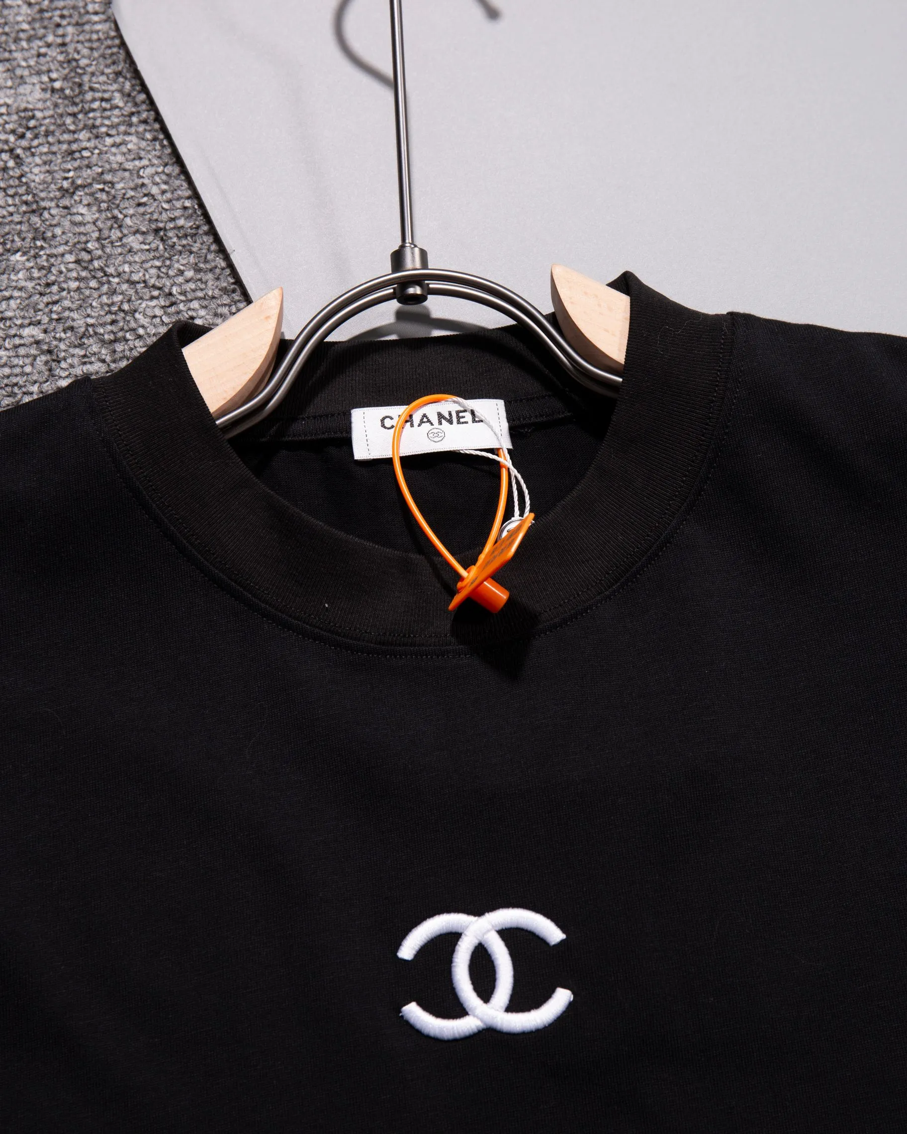 🅿️210 CHANEL Round neck short-sleeved T-shirt, towel embroidered letter LOGO🪡 small label logo, official synchronization, 1:1 original mold opening, fashion personality, versatile trend, pure original quality, original washed fabric, tag, collar label, washed wheat, three complete labels, color: black, white. Size: S M L XL