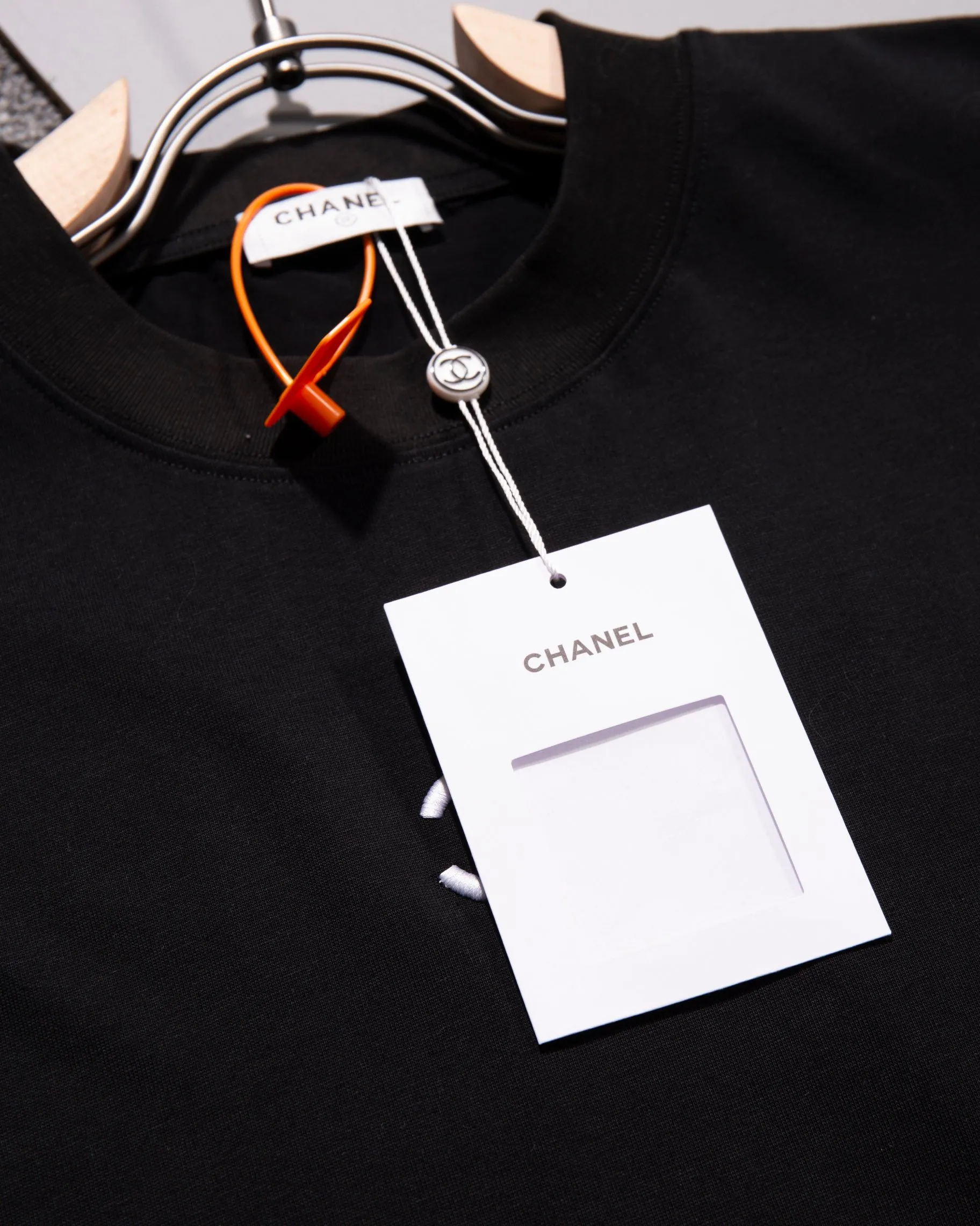 🅿️210 CHANEL Round neck short-sleeved T-shirt, towel embroidered letter LOGO🪡 small label logo, official synchronization, 1:1 original mold opening, fashion personality, versatile trend, pure original quality, original washed fabric, tag, collar label, washed wheat, three complete labels, color: black, white. Size: S M L XL