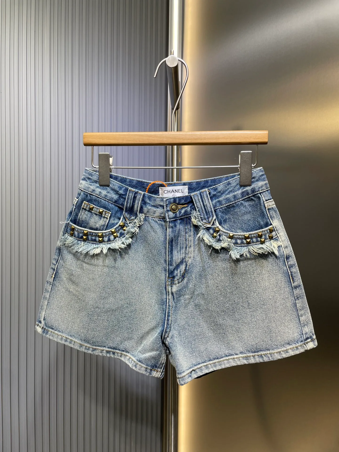 🅿️350 CH Xiaoxiangfeng 2025 early spring new style denim shorts with pocket rivets and whiskers 👖, double enzyme light-color nostalgic wash, elongating the leg lines, pocket rivets decorative design, full of visual sense. Super easy to match 👍Create a hot girl artifact in spring and summer. It’s easy to create diversified styles. Adding a backpack patch and embroidered double C design is more layered than ordinary denim shorts. Color: Blue Size: S M L Real shot details #