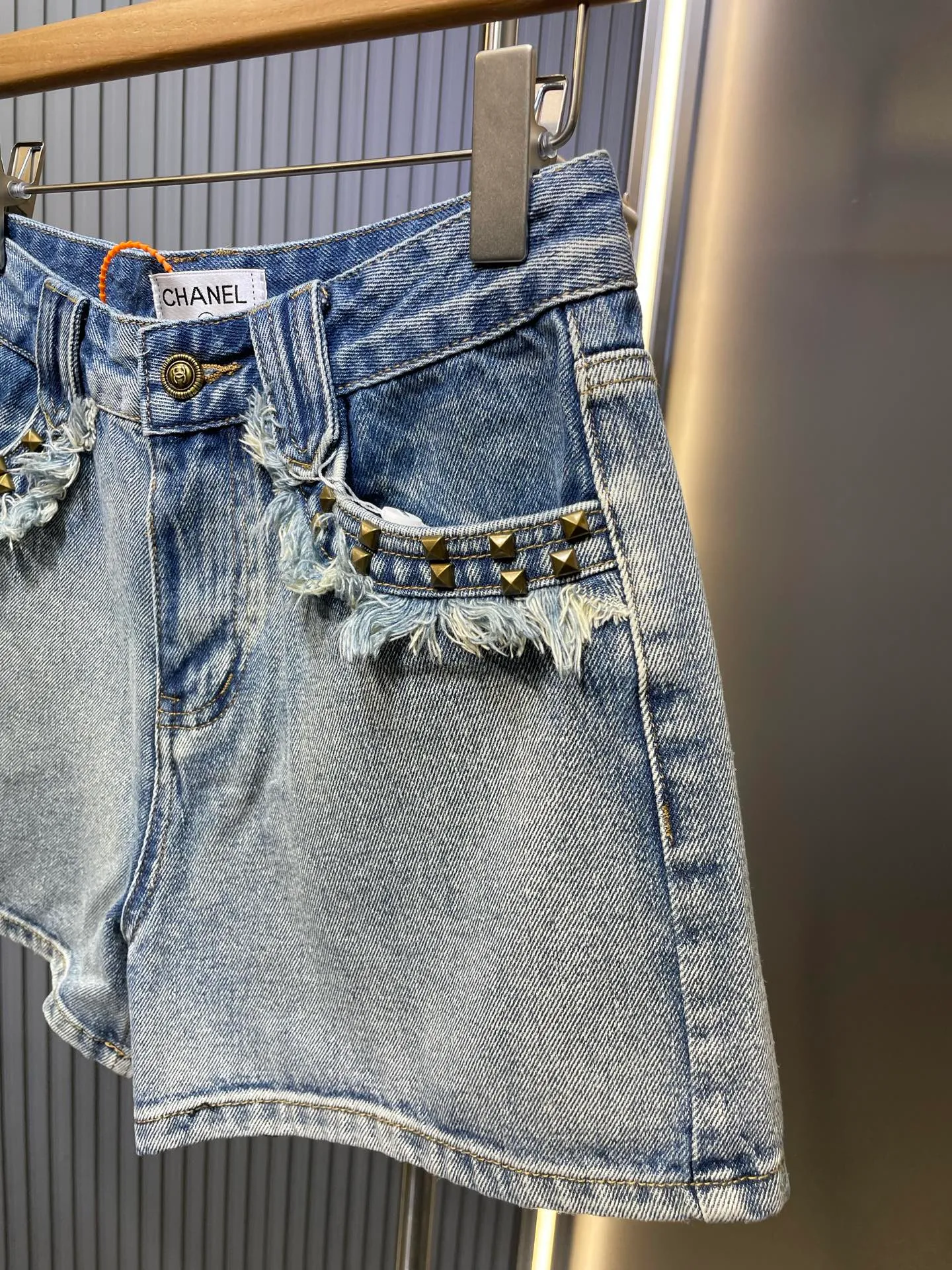 🅿️350 CH Xiaoxiangfeng 2025 early spring new style denim shorts with pocket rivets and whiskers 👖, double enzyme light-color nostalgic wash, elongating the leg lines, pocket rivets decorative design, full of visual sense. Super easy to match 👍Create a hot girl artifact in spring and summer. It’s easy to create diversified styles. Adding a backpack patch and embroidered double C design is more layered than ordinary denim shorts. Color: Blue Size: S M L Real shot details #