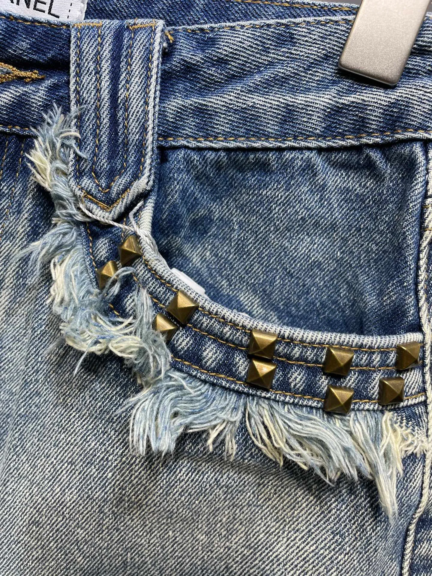 🅿️350 CH Xiaoxiangfeng 2025 early spring new style denim shorts with pocket rivets and whiskers 👖, double enzyme light-color nostalgic wash, elongating the leg lines, pocket rivets decorative design, full of visual sense. Super easy to match 👍Create a hot girl artifact in spring and summer. It’s easy to create diversified styles. Adding a backpack patch and embroidered double C design is more layered than ordinary denim shorts. Color: Blue Size: S M L Real shot details #