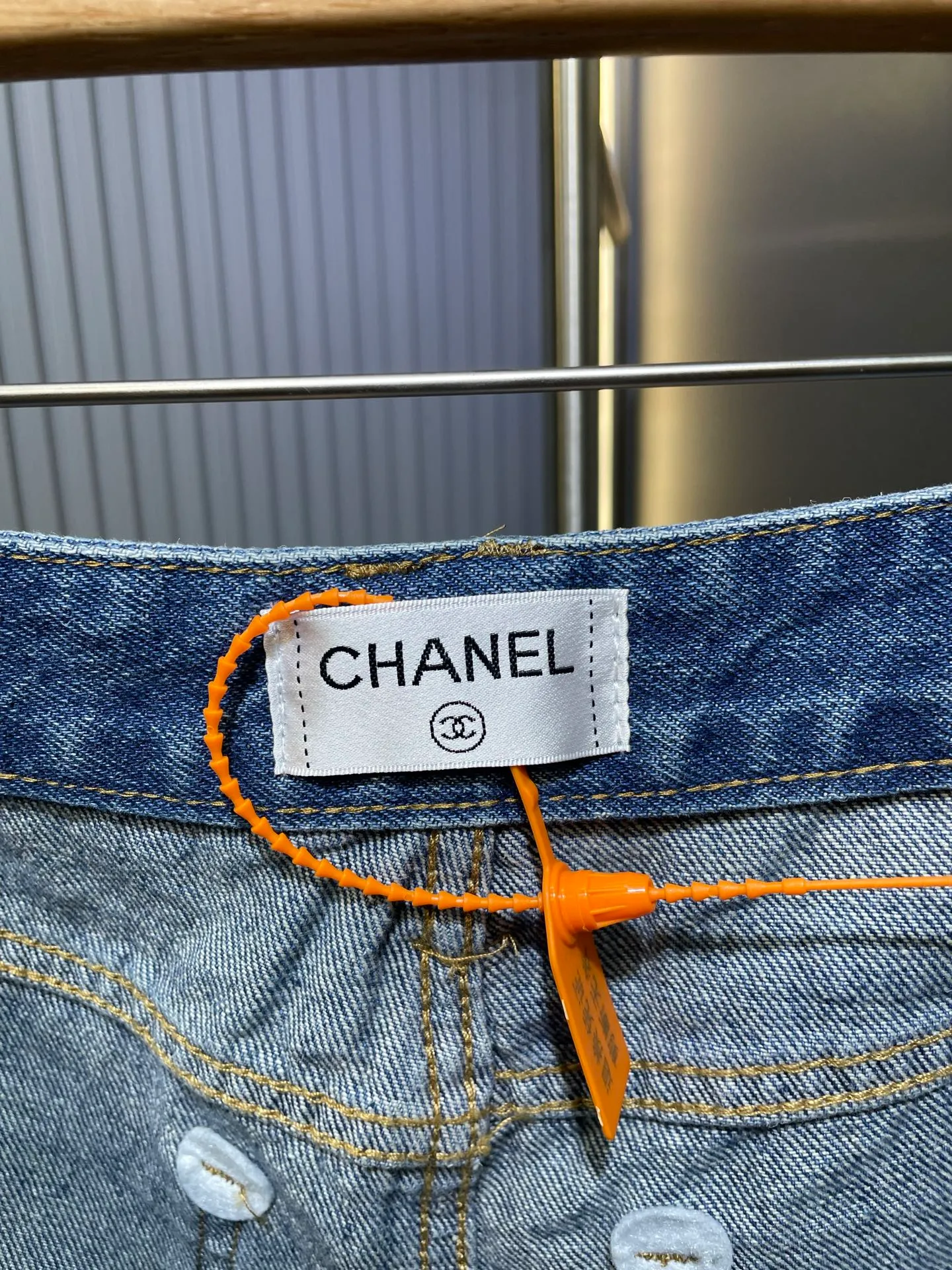 🅿️350 CH Xiaoxiangfeng 2025 early spring new style denim shorts with pocket rivets and whiskers 👖, double enzyme light-color nostalgic wash, elongating the leg lines, pocket rivets decorative design, full of visual sense. Super easy to match 👍Create a hot girl artifact in spring and summer. It’s easy to create diversified styles. Adding a backpack patch and embroidered double C design is more layered than ordinary denim shorts. Color: Blue Size: S M L Real shot details #