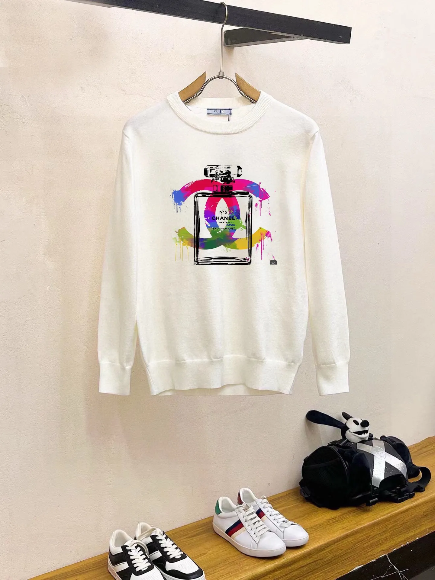 🅿️240 【CHANEL】Autumn and winter classic round neck pullover sweater, in full condition! ! ! Wool blended fabric, the latest model in 2025, golden ratio! ! Slim-fitting soft gold, versatile and practical item, the combination and practicality are extremely powerful, simple and elegant, and classy! To create your own style, it is highly recommended to buy it in two colors. The standard slim fit tailoring process is suitable for both young and old men. It is knitted from wool and will not cause any discomfort! While keeping warm, it is stylish, textured and wearable, and the classic logo with contrasting colors on the chest feels in place! ! Recommended for regular customers! ! Size M-3XL (maximum wear: 190 pounds)