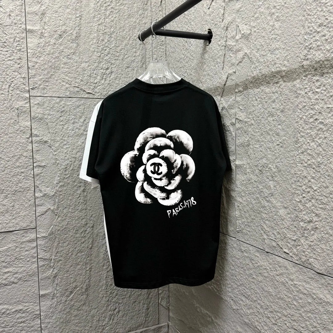 🅿️180 CHANE*Chanel*er 2025 spring and summer new style Classic letter printing Big flower personalized signature printing on the back Customized double yarn plain cotton fabric Short-sleeved T-shirt Unisex Size: S (90-130 catties) M (120-150 catties) L (140-165 catties) XL (160-180 catties) XXL (180-210 pounds) Color: black white