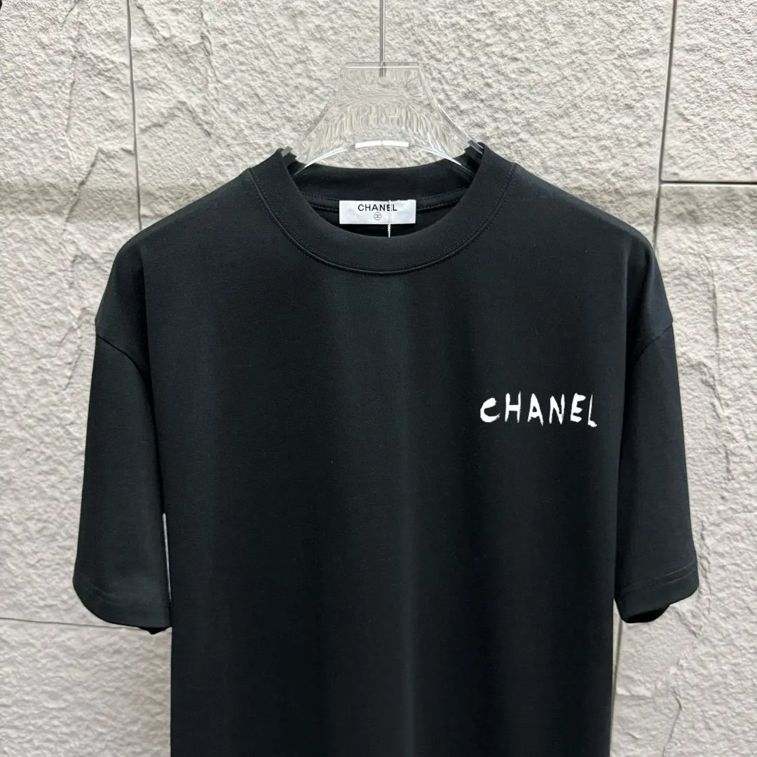 🅿️180 CHANE*Chanel*er 2025 spring and summer new style Classic letter printing Big flower personalized signature printing on the back Customized double yarn plain cotton fabric Short-sleeved T-shirt Unisex Size: S (90-130 catties) M (120-150 catties) L (140-165 catties) XL (160-180 catties) XXL (180-210 pounds) Color: black white