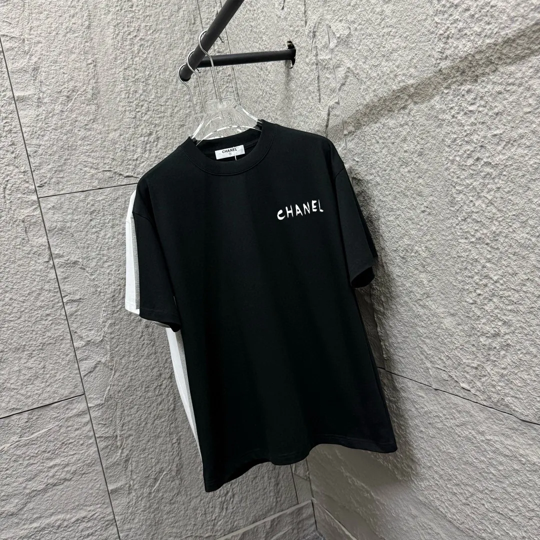 🅿️180 CHANE*Chanel*er 2025 spring and summer new style Classic letter printing Big flower personalized signature printing on the back Customized double yarn plain cotton fabric Short-sleeved T-shirt Unisex Size: S (90-130 catties) M (120-150 catties) L (140-165 catties) XL (160-180 catties) XXL (180-210 pounds) Color: black white