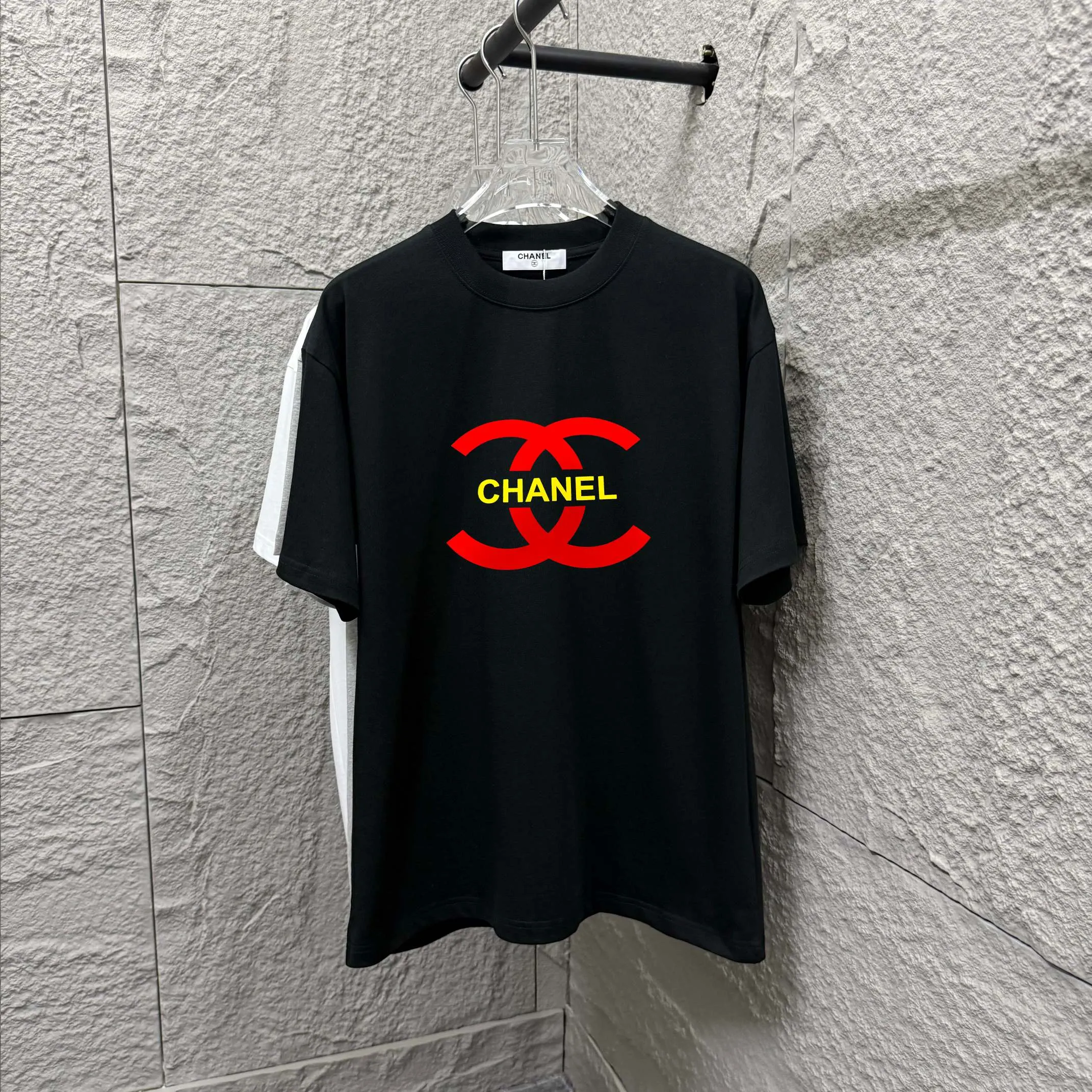 🅿️180 CHANE*Chanel*er 2025 spring and summer new style Classic letter totem Three-dimensional flocking technology Customized double yarn plain cotton fabric Short-sleeved T-shirt Uniform style for men and women Color: black white Size: S (90-130 pounds) M (120-150 pounds) L (140-165 pounds) XL (160-180 pounds) XXL (180-210 pounds)