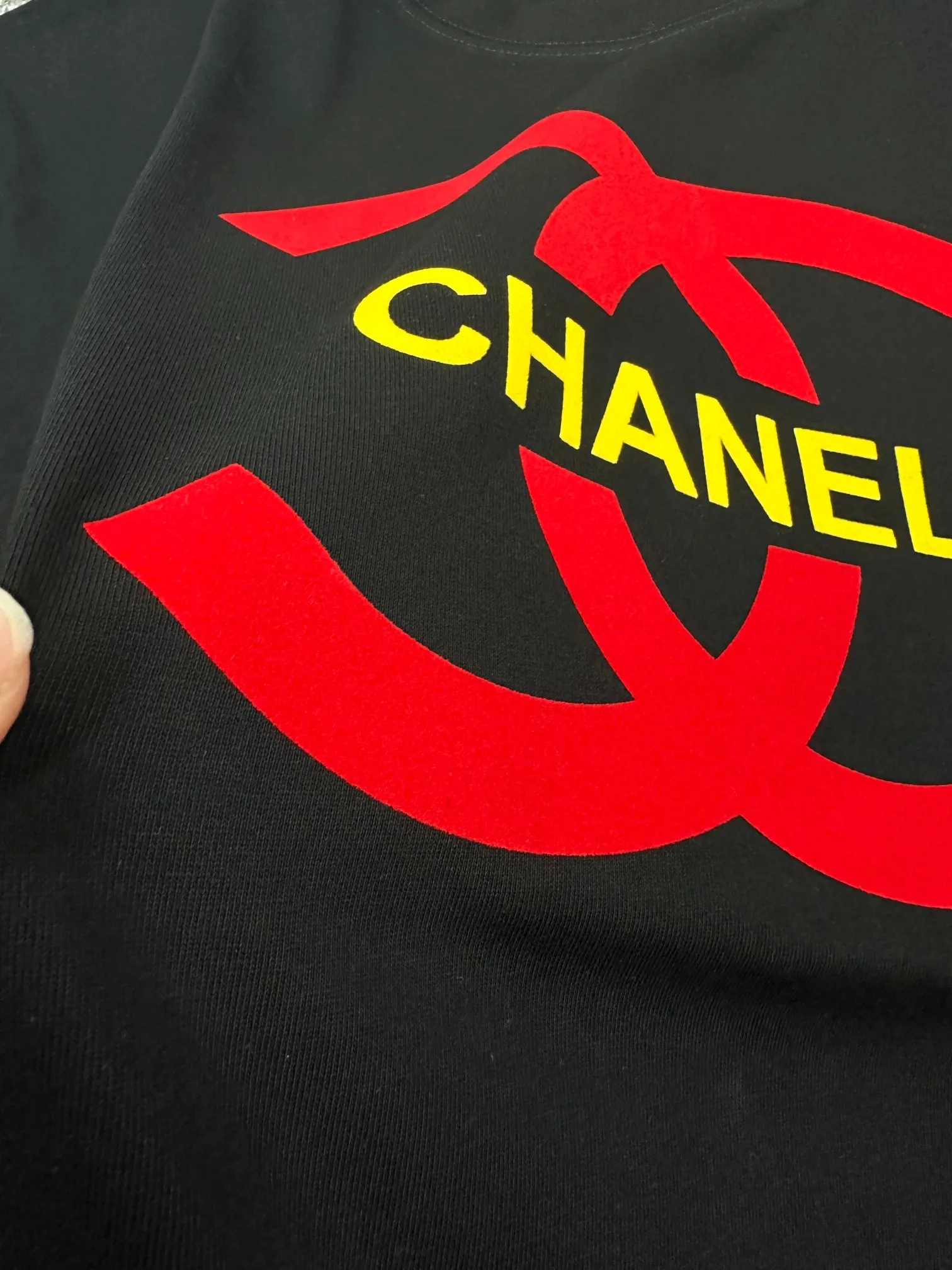 🅿️180 CHANE*Chanel*er 2025 spring and summer new style Classic letter totem Three-dimensional flocking technology Customized double yarn plain cotton fabric Short-sleeved T-shirt Uniform style for men and women Color: black white Size: S (90-130 pounds) M (120-150 pounds) L (140-165 pounds) XL (160-180 pounds) XXL (180-210 pounds)