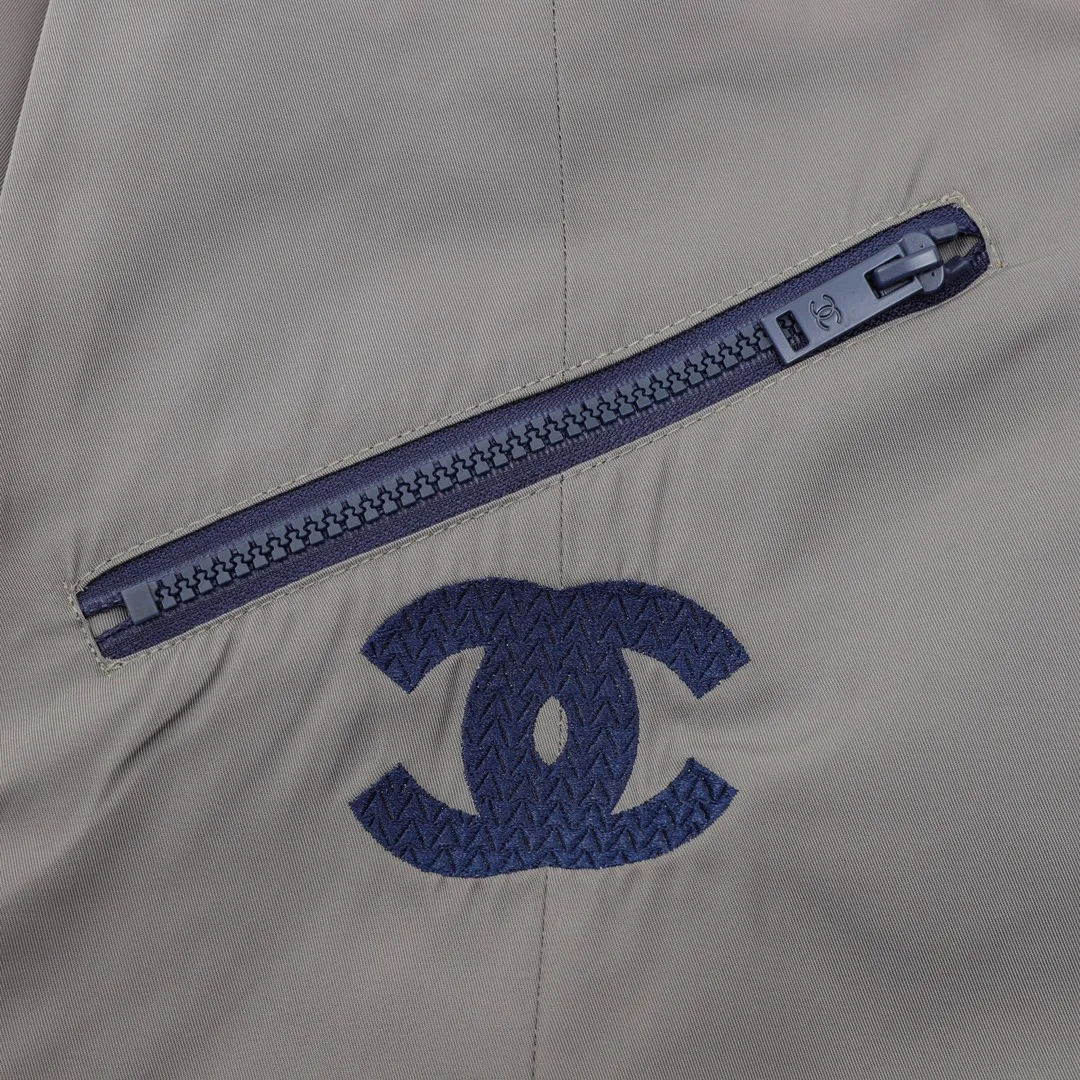 🅿️570 CHANEL / Chanel Double C embroidery retro zipper hooded windbreaker jacket Recommended for spring, a refreshing and clean retro style zipper jacket, this small fresh hooded jacket gives a very clean and high-end feel. The rubberized LOGO pattern design on the chest shows the grand and luxurious style. In addition to daily leisure, it can also be worn for outdoor sports. It is also a good choice for travel. It is relaxed and casual and shows temperament. Size: XS-L