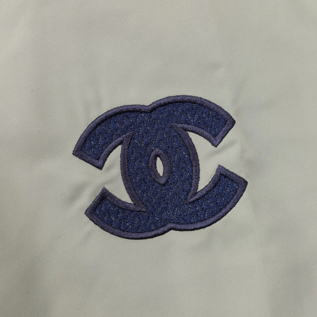 🅿️570 CHANEL / Chanel Double C embroidery retro zipper hooded windbreaker jacket Recommended for spring, a refreshing and clean retro style zipper jacket, this small fresh hooded jacket gives a very clean and high-end feel. The rubberized LOGO pattern design on the chest shows the grand and luxurious style. In addition to daily leisure, it can also be worn for outdoor sports. It is also a good choice for travel. It is relaxed and casual and shows temperament. Size: XS-L