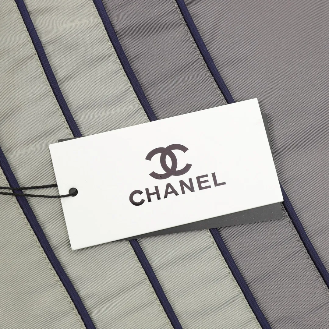 🅿️570 CHANEL / Chanel Double C embroidery retro zipper hooded windbreaker jacket Recommended for spring, a refreshing and clean retro style zipper jacket, this small fresh hooded jacket gives a very clean and high-end feel. The rubberized LOGO pattern design on the chest shows the grand and luxurious style. In addition to daily leisure, it can also be worn for outdoor sports. It is also a good choice for travel. It is relaxed and casual and shows temperament. Size: XS-L
