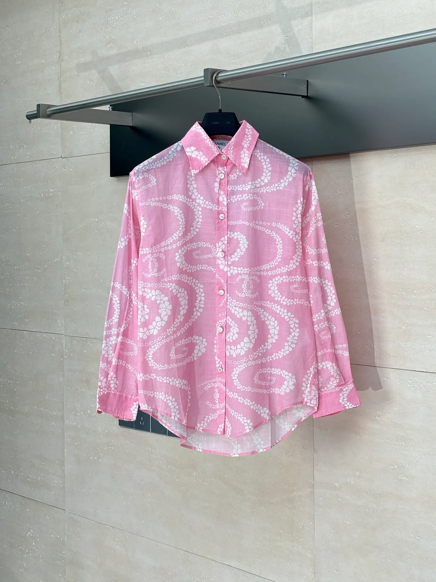 🅿️520 Chane*/Chanel Xiaoxiang 25coco beach resort series lapel shirt. Imported pure cotton fabric, textured and shiny, nourishing and breathable. Lapel long-sleeved shirt, straight waist and loose fit. Tolerant of the body, adding free and easy handsomeness. The whole body is active and full of irregular camellia patterns. Double C logo is interspersed to highlight the brand style. Complex visual effects create a romantic and aesthetic style. Size:: 36/38/40