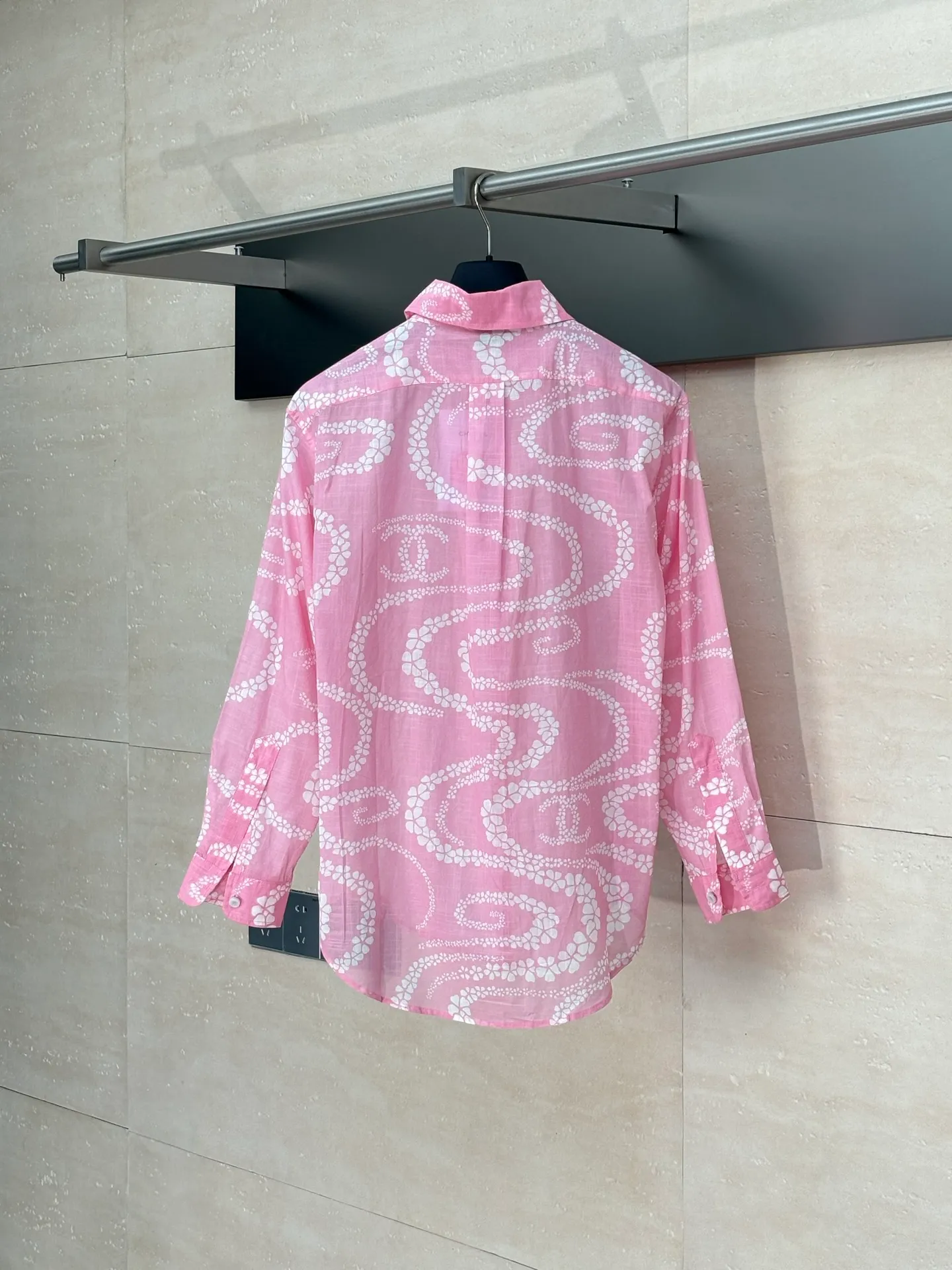 🅿️520 Chane*/Chanel Xiaoxiang 25coco beach resort series lapel shirt. Imported pure cotton fabric, textured and shiny, nourishing and breathable. Lapel long-sleeved shirt, straight waist and loose fit. Tolerant of the body, adding free and easy handsomeness. The whole body is active and full of irregular camellia patterns. Double C logo is interspersed to highlight the brand style. Complex visual effects create a romantic and aesthetic style. Size:: 36/38/40