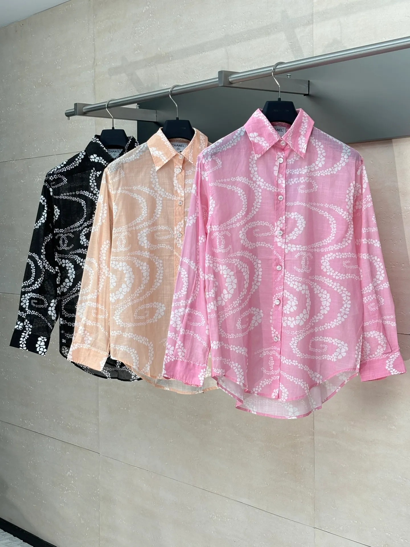 🅿️520 Chane*/Chanel Xiaoxiang 25coco beach resort series lapel shirt. Imported pure cotton fabric, textured and shiny, nourishing and breathable. Lapel long-sleeved shirt, straight waist and loose fit. Tolerant of the body, adding free and easy handsomeness. The whole body is active and full of irregular camellia patterns. Double C logo is interspersed to highlight the brand style. Complex visual effects create a romantic and aesthetic style. Size:: 36/38/40